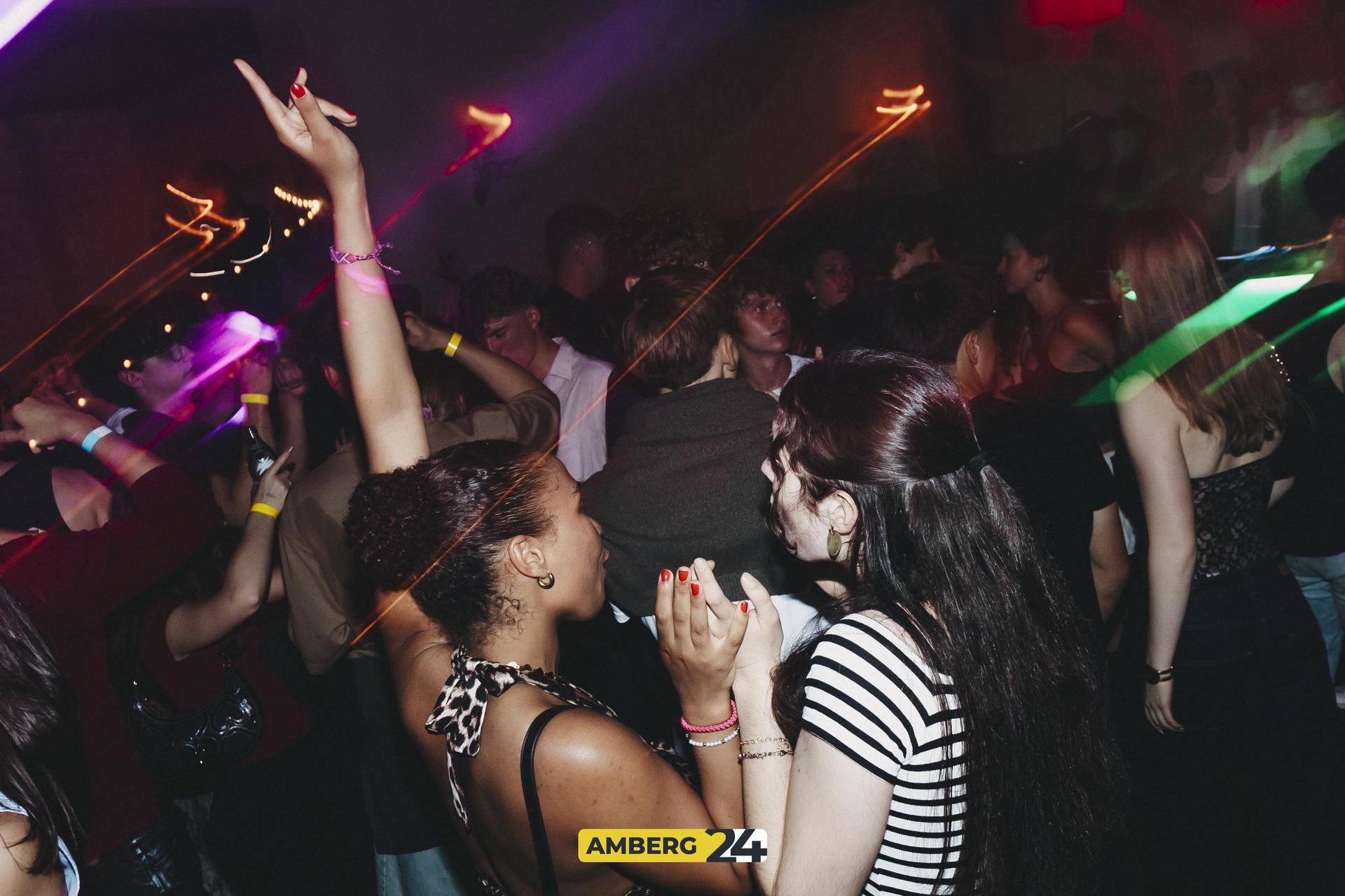 Die Bilder von der School is Over-Party im Casino (Bild: Lolografie)