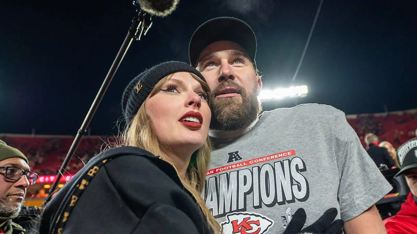 Popstar Taylor Swift und Football-Profi Travis Kelce sind verlobt. (Archivbild)  (Bild: Emily Curiel/Ecuriel@kcstar.Com/TNS via ZUMA Press Wire/dpa)