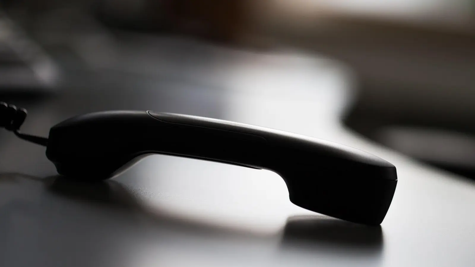 Telefonbetrüger sollen bei einem pensionierten Polizisten und dessen Ehefrau angerufen und sich als Polizeibeamte ausgegeben haben. (Symbolbild) (Bild: Rolf Vennenbernd/dpa)