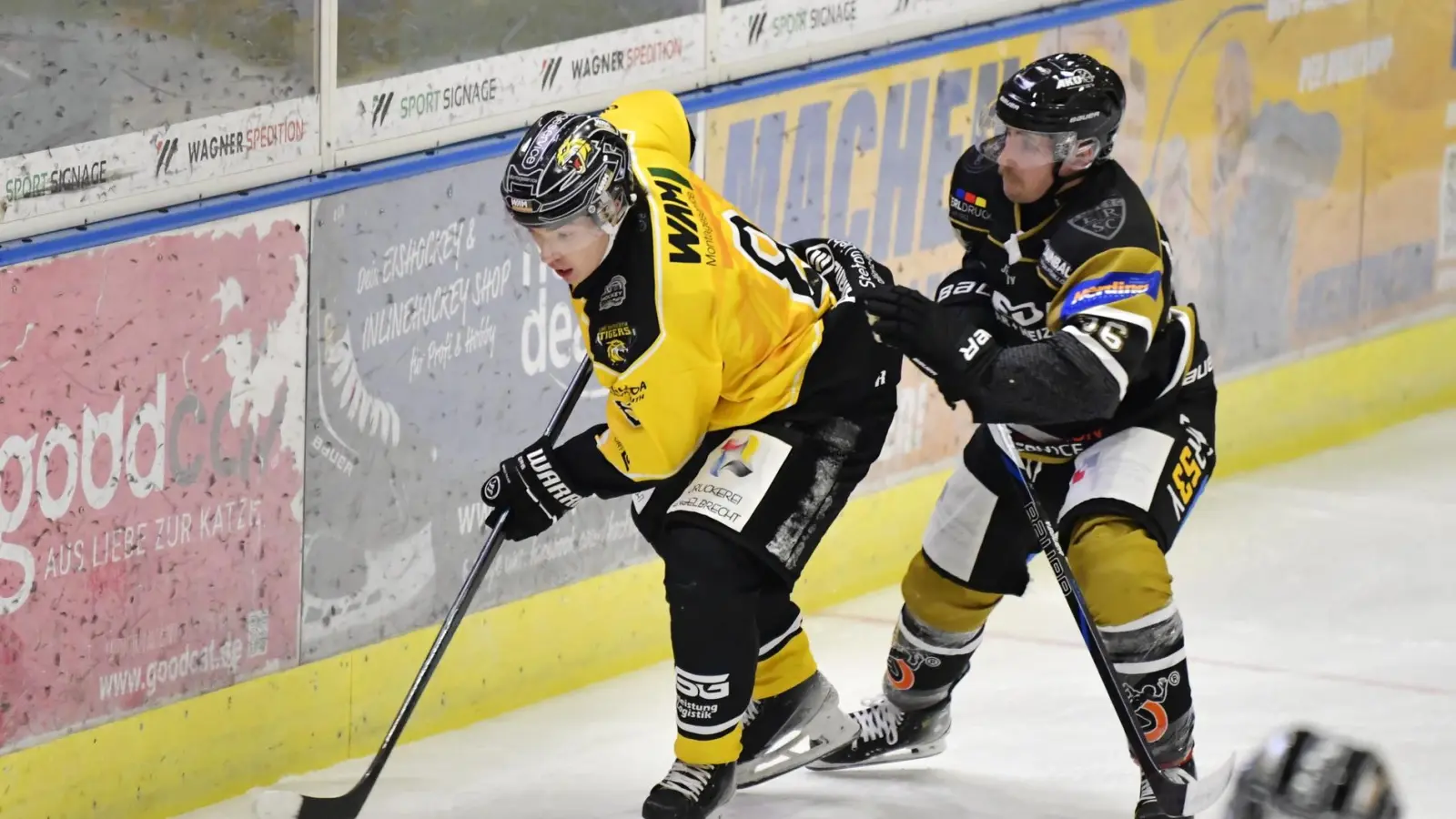 Lukas Klughardt (rechts) vom ERSC Amberg attackiert einen Bayreuther kurz vor der Bande.  (Bild: Hubert Ziegler)