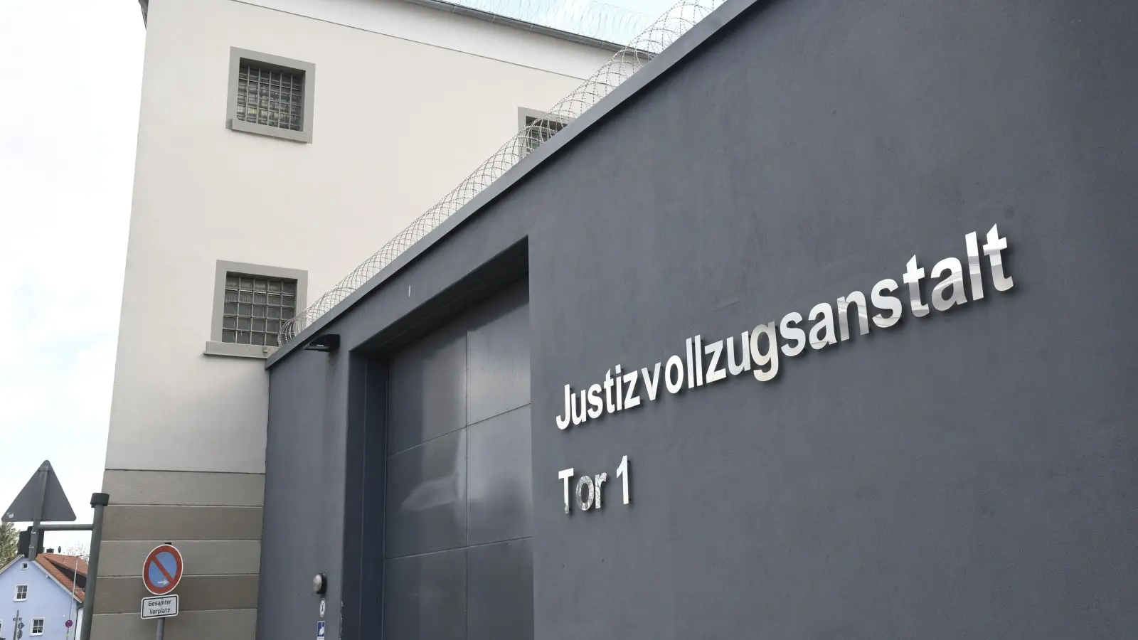 An einer Außenmauer der Justizvollzugsanstalt in Amberg hatte ein Mann einen Gegenstand abgelegt, der sich als Drogenpaket entpuppte. (Archivbild: Petra Hartl)