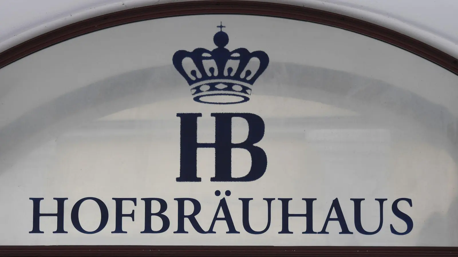 Das Logo des Wirtshaus Hofbräuhaus. Dort hat ein Amerikaner vor mehr als 50 Jahren einen Maßkrug geklaut. (Bild: Angelika Warmuth/dpa)