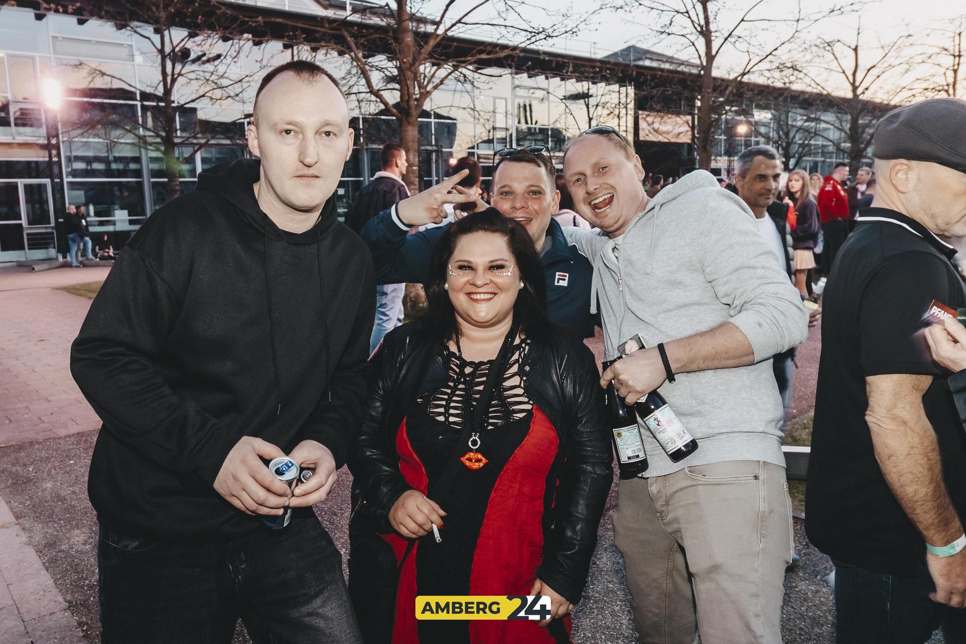 Das erste Mal fand in Amberg das Kirschblütenfestival statt. Der Campus der Amberger OTH verwandelte sich in ein pinkes Paradies. Lolo war für euch vor Ort.  (Bild: Lolografie)
