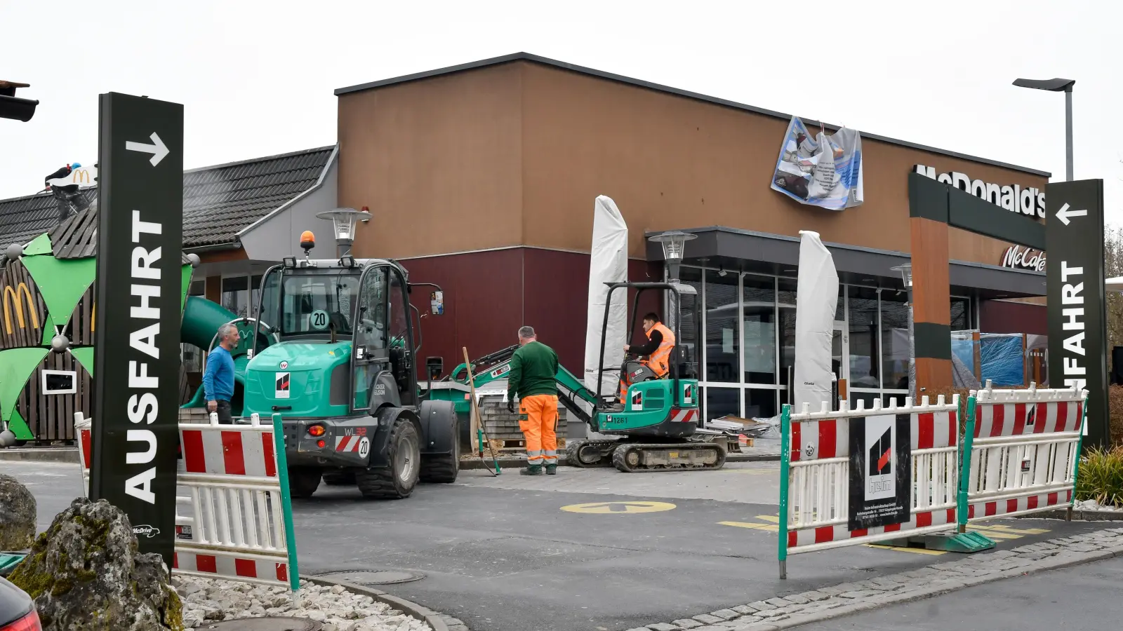 Bei McDonalds an der Fuggerstraße in Amberg wird umgebaut. (Bild: Petra Hartl)