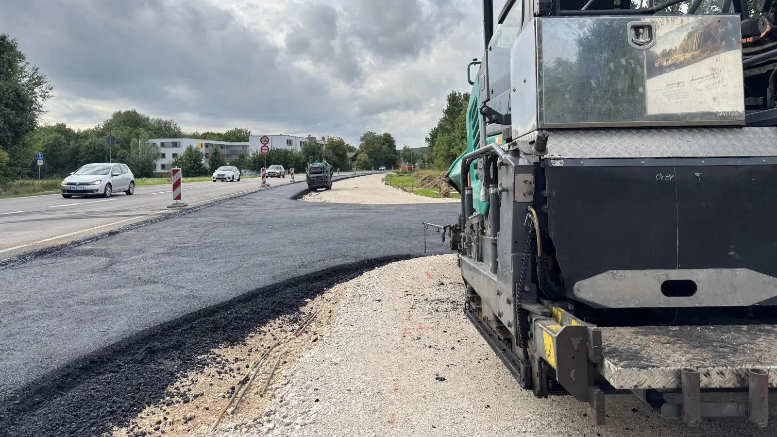 Zwischen Amberg und Haselmühl, an der Vilstalstraße, wird gerade eine neue Abbiegespur (Bildmitte) für das künftige Zoll-Trainingszentrum gebaut. Deshalb wurde hier ein Stück des beliebten Geh- und Radwegs (geschotterter Bereich) abgebrochen. (Bild: Heike Unger)