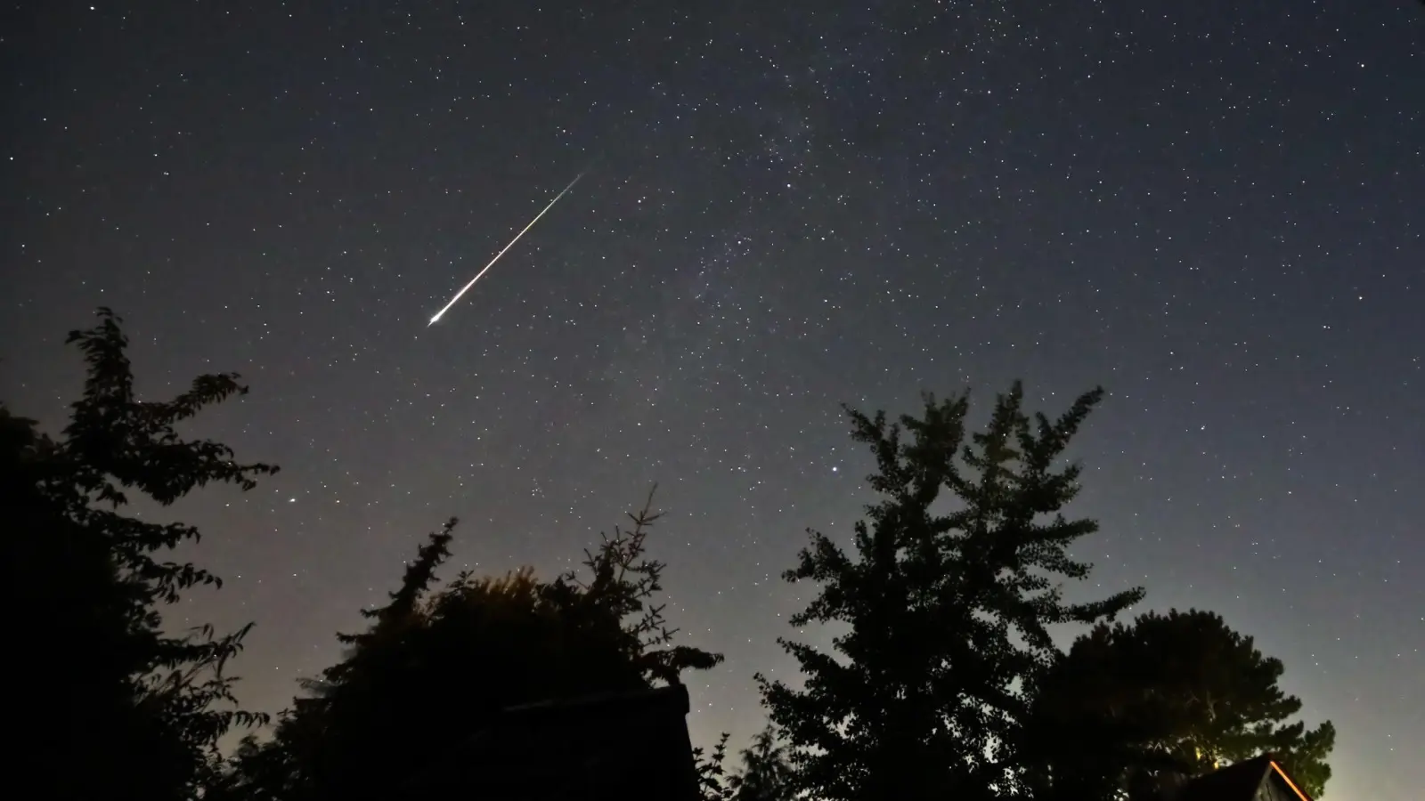 Im August gibt es viele Sternschnuppen zu sehen - die meisten in der Nacht auf Mittwoch. (Archivbild: Marco A. Ludwig/dpa)