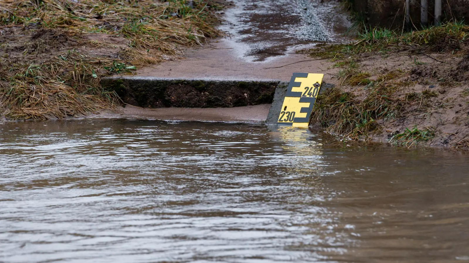 Regen und Tauwetter lassen das Wasser in Flüssen und Bächen steigen. (Archivbild: Daniel Vogl/dpa)