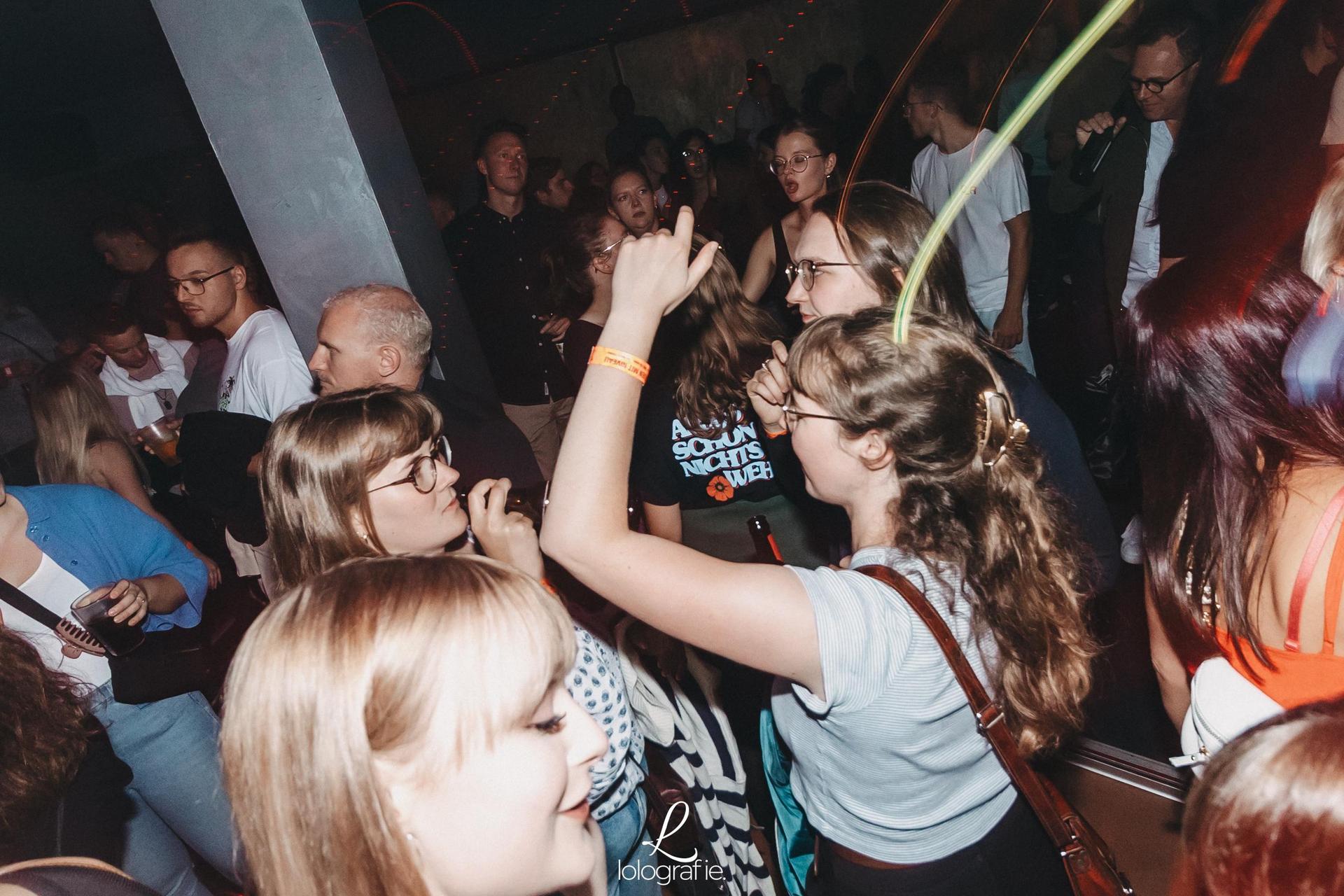 80's, 90's und 2000er: Die Fotos von Amberg tanzt im Trio. (Bild: Leonie Hartung)