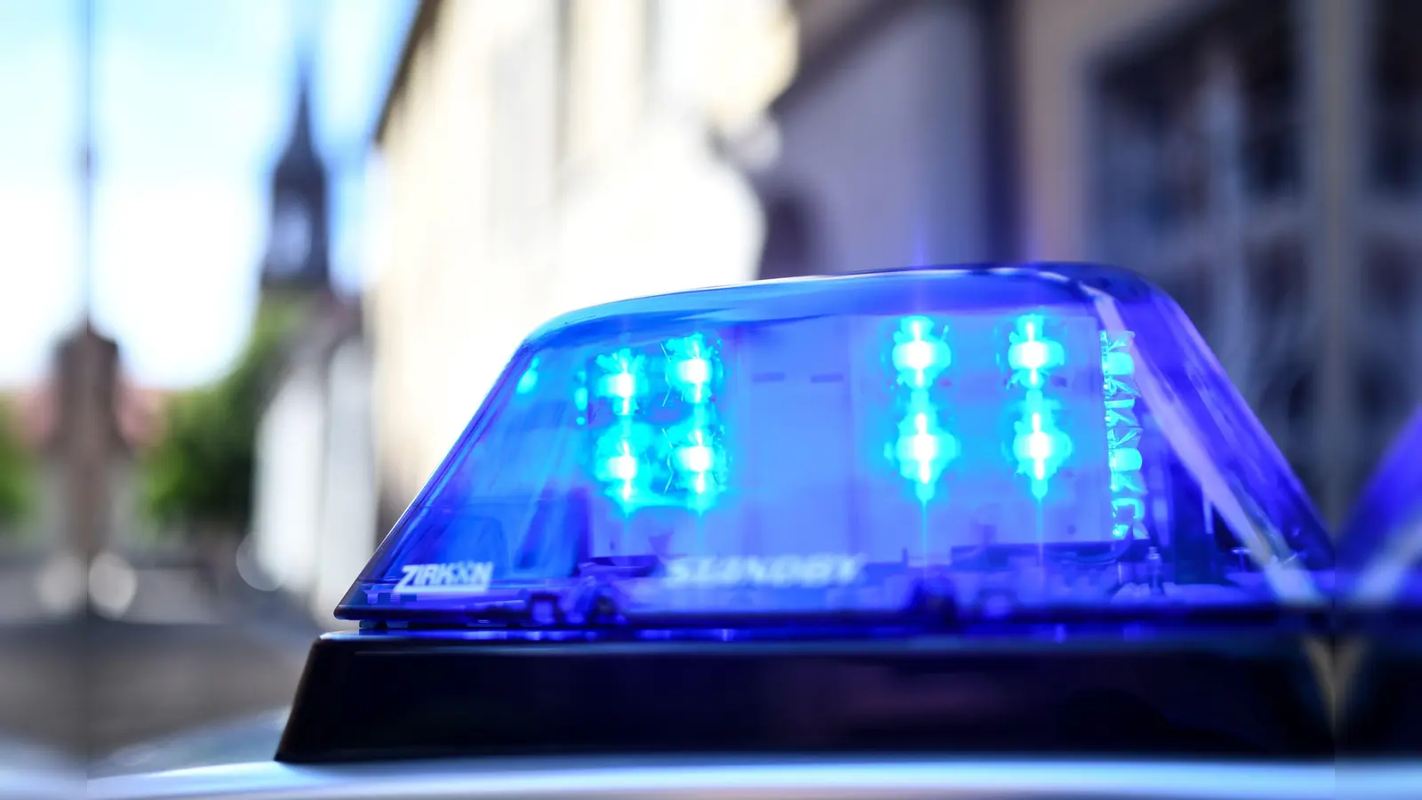 64 Kilomter pro Stunde fuhr ein junger Mann zu schnell.  (Symbolbild: Patrick Seeger/dpa)