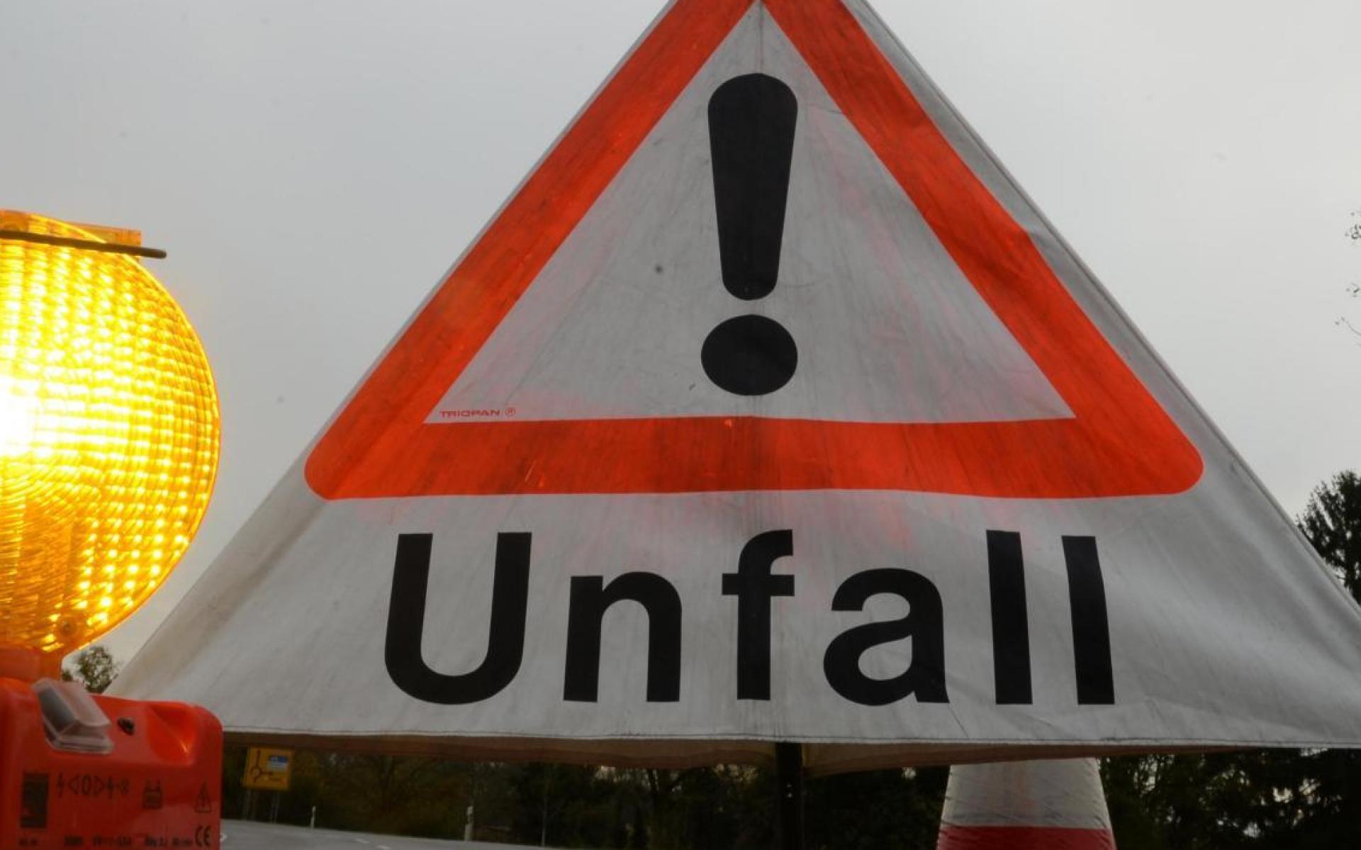 Im Landkreis Neumarkt, kurz vor der A6-Anschlussstelle Alfeld hat sich am Samstag ein Unfall ereignet.  (Symbolbild: Patrick Seeger/dpa)