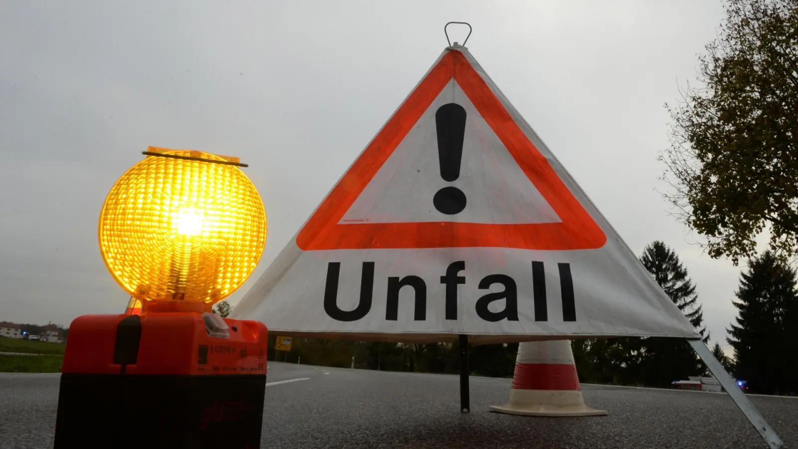 Im Landkreis Neumarkt, kurz vor der A6-Anschlussstelle Alfeld hat sich am Samstag ein Unfall ereignet.  (Symbolbild: Patrick Seeger/dpa)