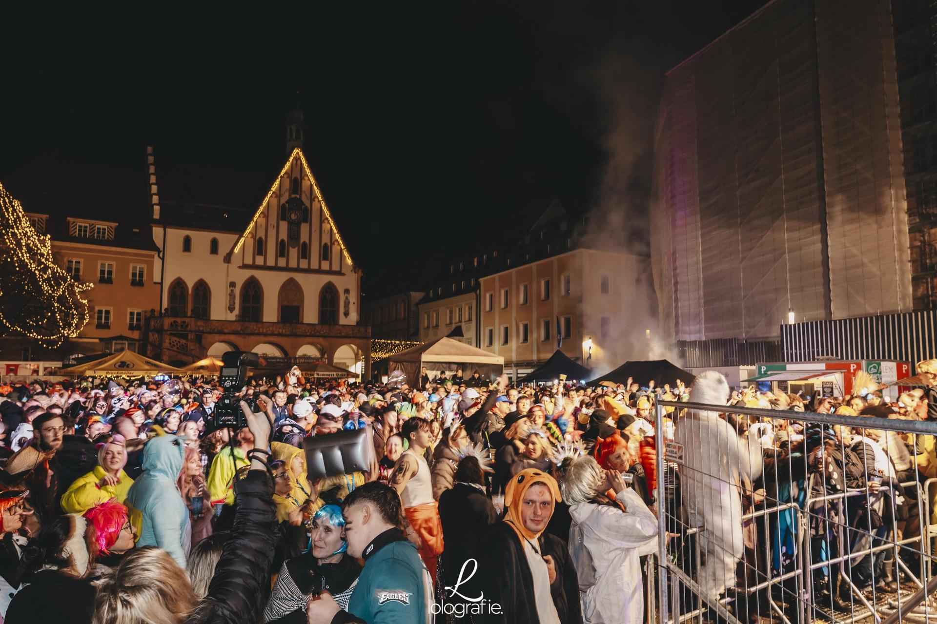 Hexennacht in Amberg. Die Fotos vom Weiberfasching am Marktplatz, exklusiv auf Amberg24.de (Bild: Lolografie)