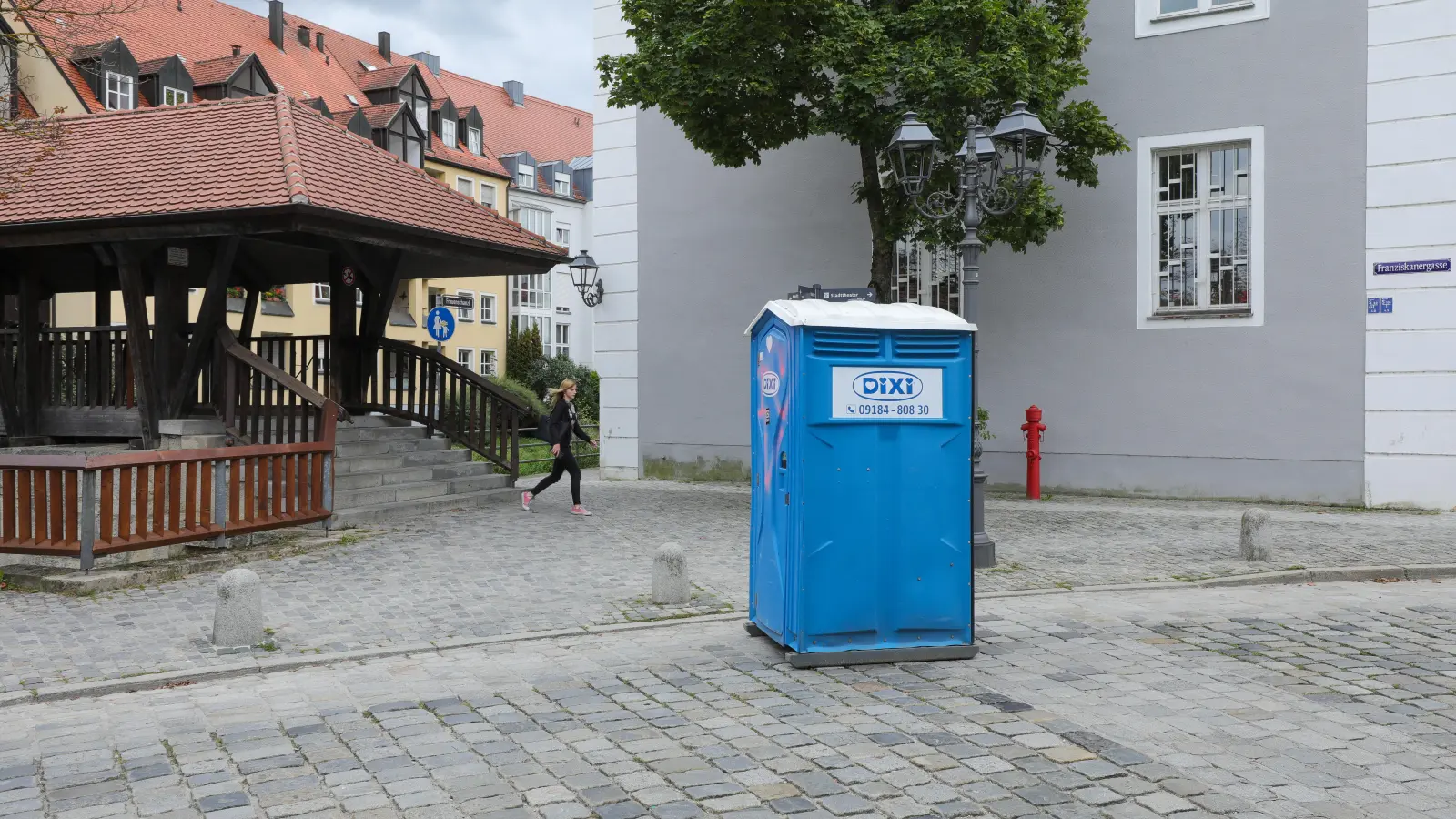 In der Franziskanergasse in der Altstadt von Amberg steht seit Wochen ein herrenloses Dixi-Klo. Wie von Zauberhand wechselt es immer wieder den Standort. Zuletzt war es sogar auf der Fahrbahn platziert. (Bild: Wolfgang Steinbacher)