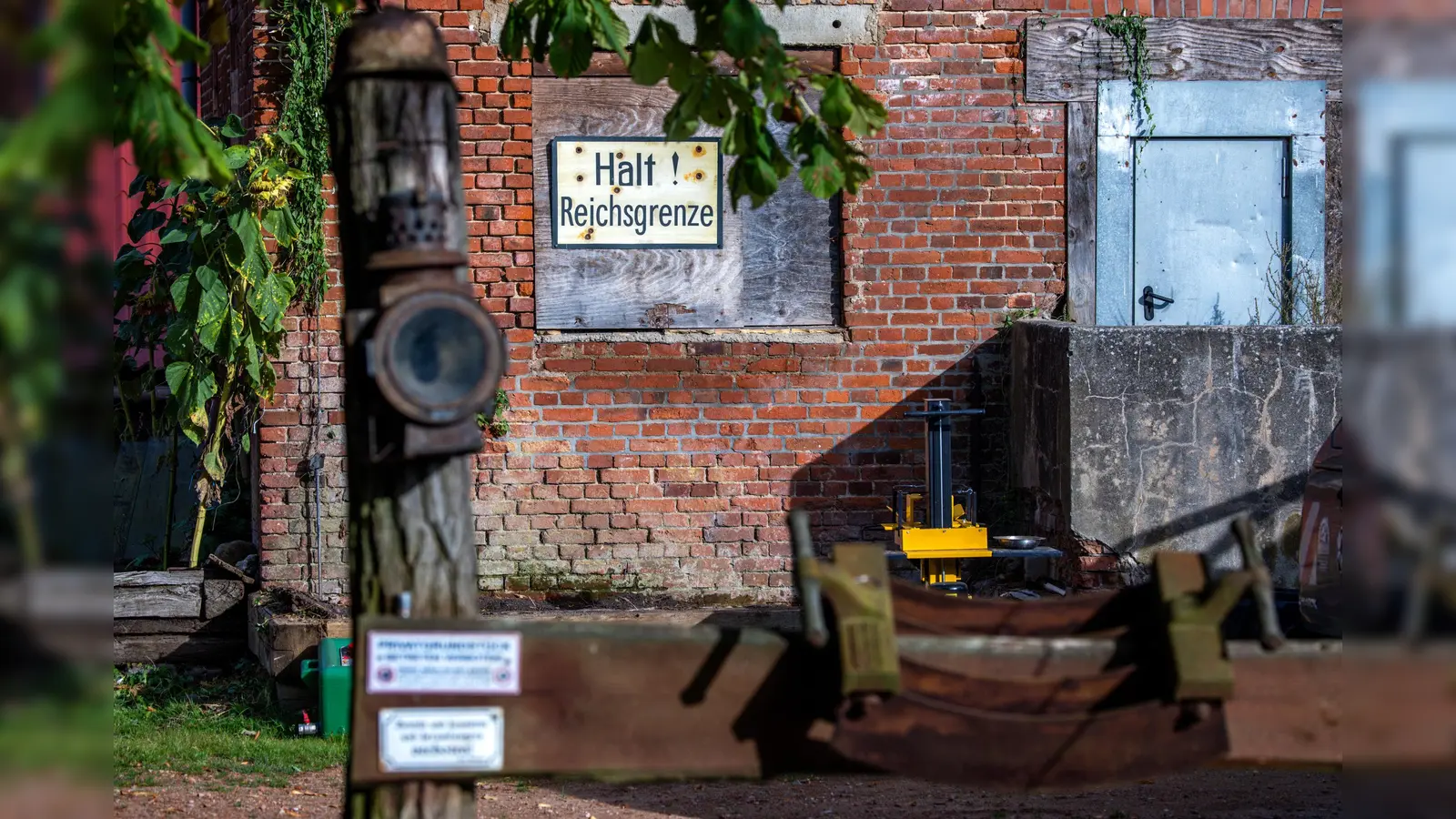 „Halt Reichsgrenze” steht an einem Gebäude auf einem polizeibekannten Grundstück, auf dem Einsatzkräfte der Polizei eine Durchsuchungsaktion durchführen. (Bild: Jens Büttner)