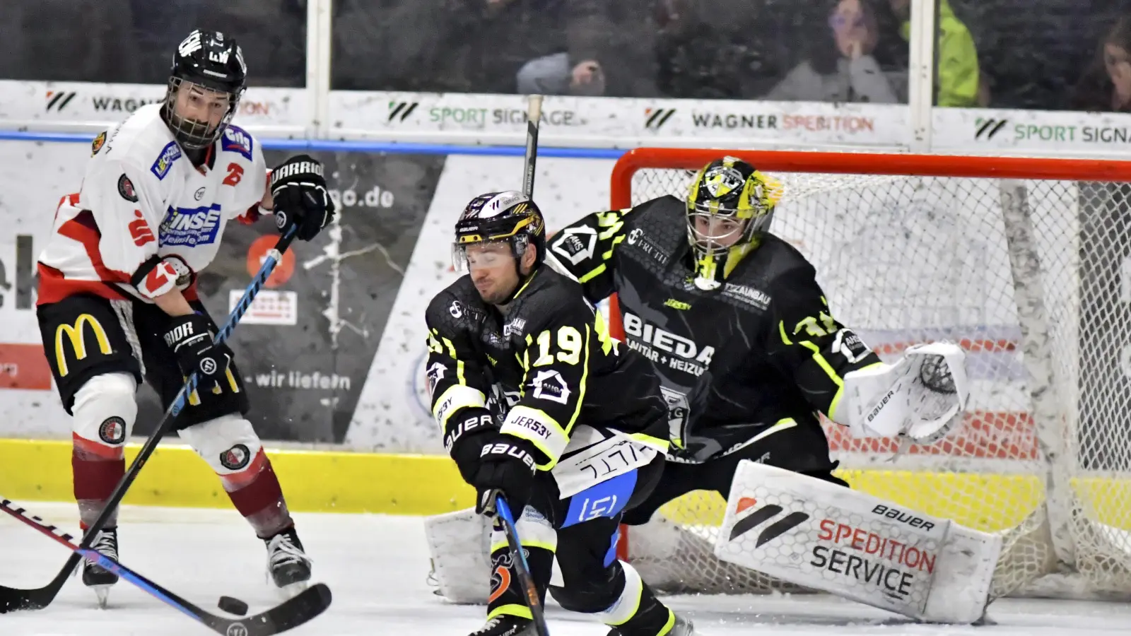 Die Amberger müssen in den Play-off-Spielen gegen den Favoriten Erding vor allem in der Defensive gut stehen. Kevin Schmitt (Mitte) und Torhüter Timon Bätge (rechts) machen es schon mal vor, wie das klappen könnte. (Bild: Hubert Ziegler)