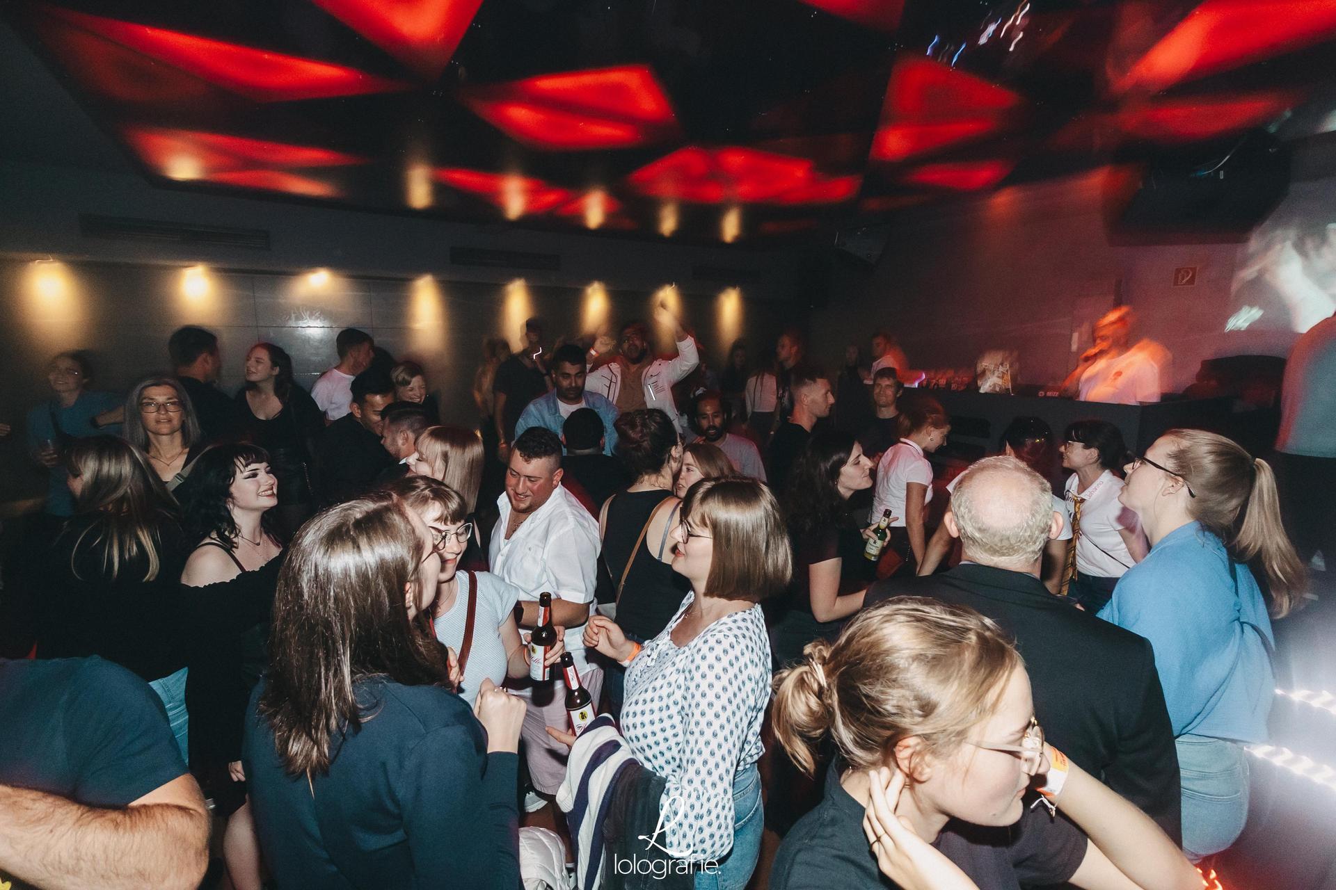 80's, 90's und 2000er: Die Fotos von Amberg tanzt im Trio. (Bild: Leonie Hartung)