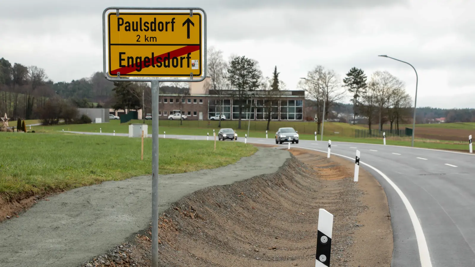 Die Straße zwischen Engelsdorf und Paulsdorf ist fertiggestellt und wieder befahrbar, weiter östlich aber wird sie wieder für einige Wochen gesperrt. (Bild: Wolfgang Steinbacher)
