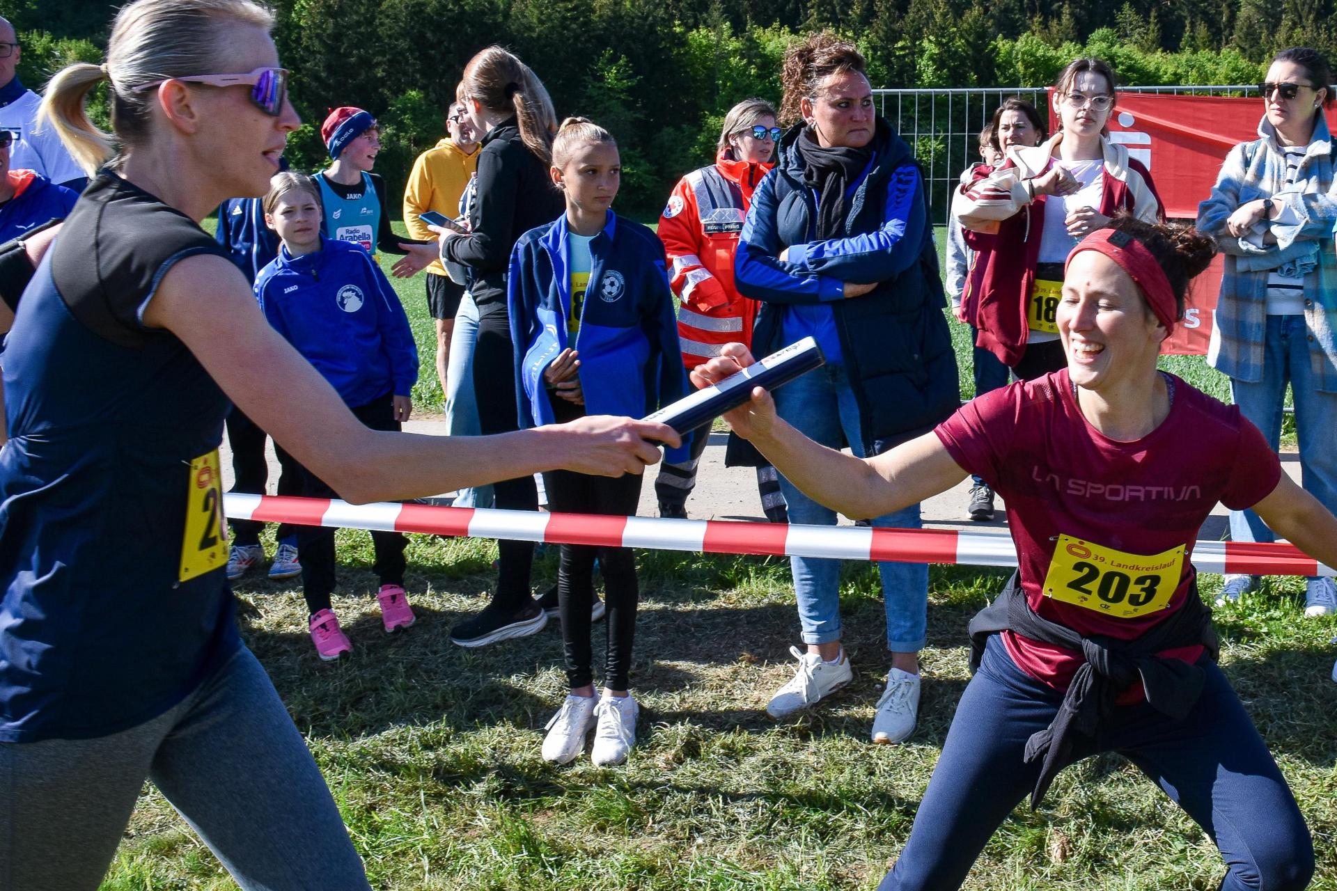 Der Landkreislauf Amberg-Sulzbach ist ein Mannschaftswettbewerb (Staffellauf/je elf Läufer): Diesmal führt er am Samstag, 9. Mai, vom Annaberg in Sulzbach-Rosenberg nach Holnstein, über 57,9 Kilometer in elf Etappen. (Archivbild: Stephan Huber)