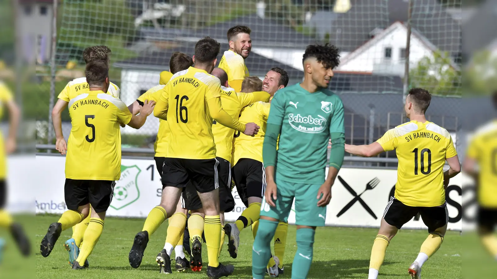 Riesenjubel bei den Hahnbacher Spielern nach dem 3:3-Ausgleichstreffer in der 90. Spielminute durch den zweifachen Torschützen Manuel Plach (Mitte). Damion Perrin (Zweiter von rechts) vom 1. FC Schlicht ist restlos bedient. (Bild: Hubert Ziegler)