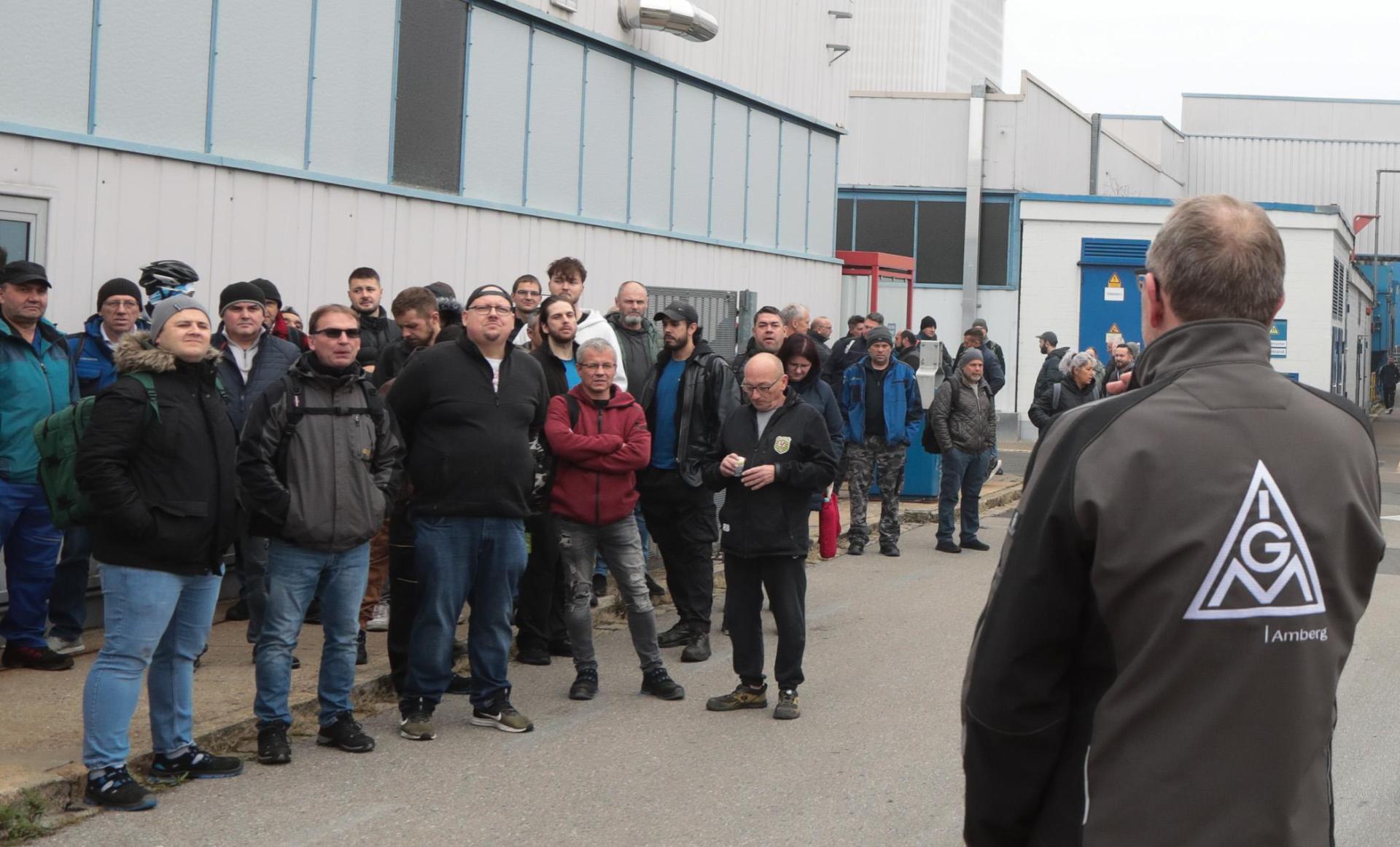 Nach der Frühschicht versammelten sich einige Mitarbeiter der Grammer AG beim Werkstor. (Bild: Wolfgang Steinbacher)