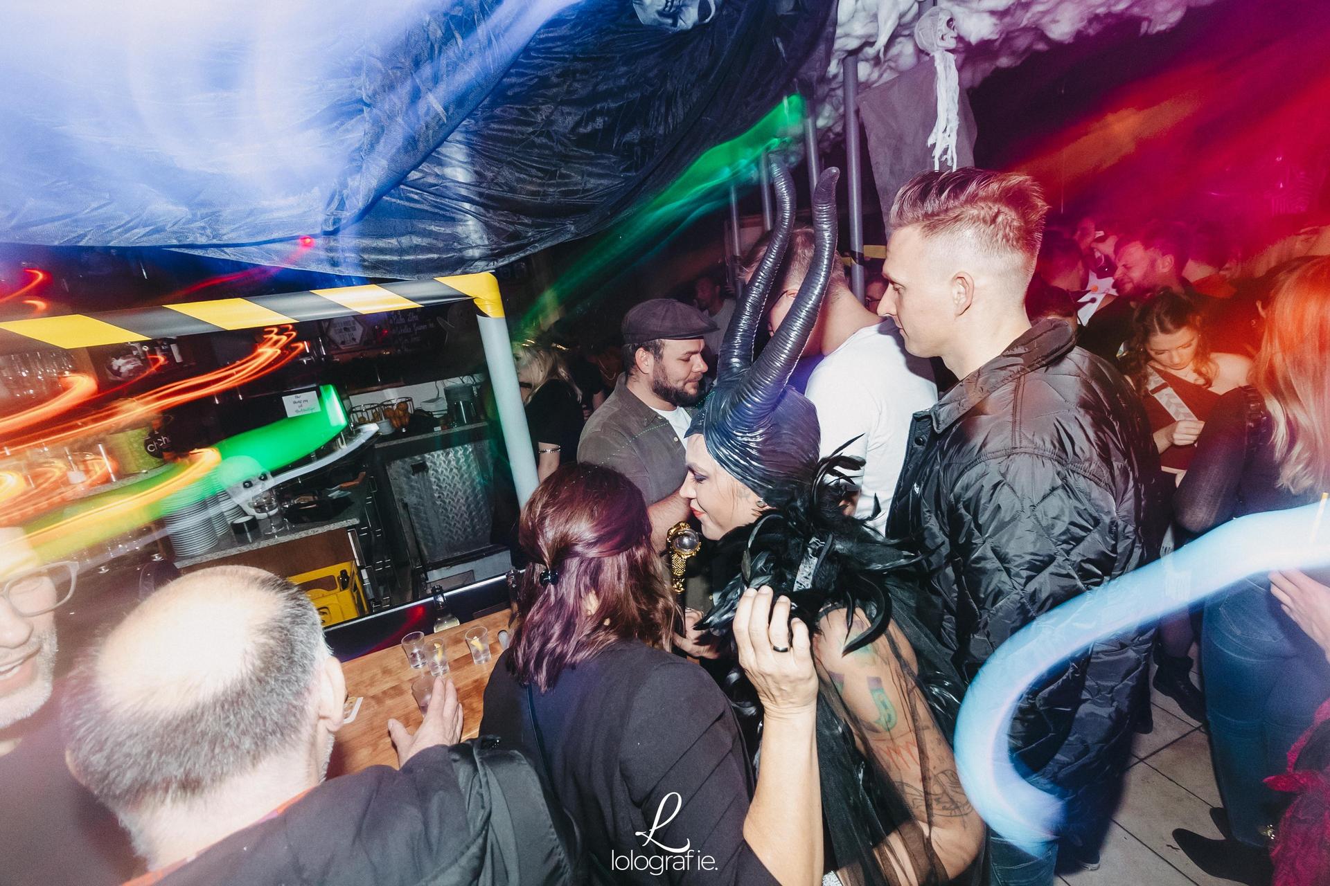 Das Colomba war in der Halloween-Nacht proppenvoll - und geile Verkleidungen gab es auch zu sehen. (Bild: Leonie Hartung)
