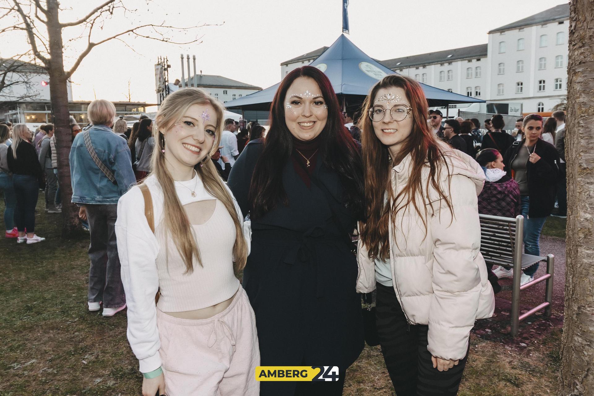 Das erste Mal fand in Amberg das Kirschblütenfestival statt. Der Campus der Amberger OTH verwandelte sich in ein pinkes Paradies. Lolo war für euch vor Ort.  (Bild: Lolografie)