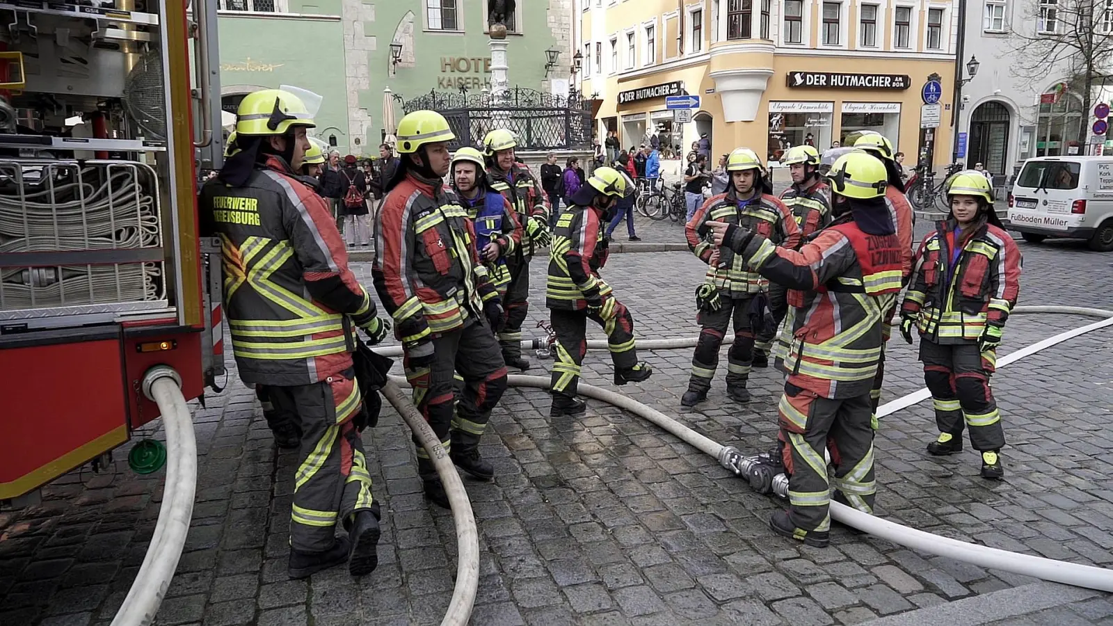 Die Berufsfeuerwehr Regensburg rückte zu einer „Rauchentwicklung im Gebäude” aus.  (Symbolbild: Alexander Unger)
