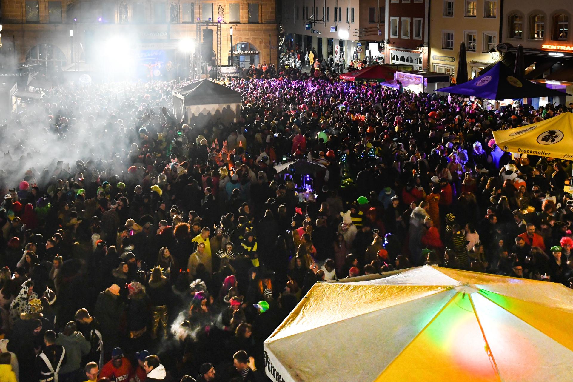 Hexennacht an Weiberfasching in Amberg, die größte Open-Air-Faschingsparty der Region. (Bild: Petra Hartl)