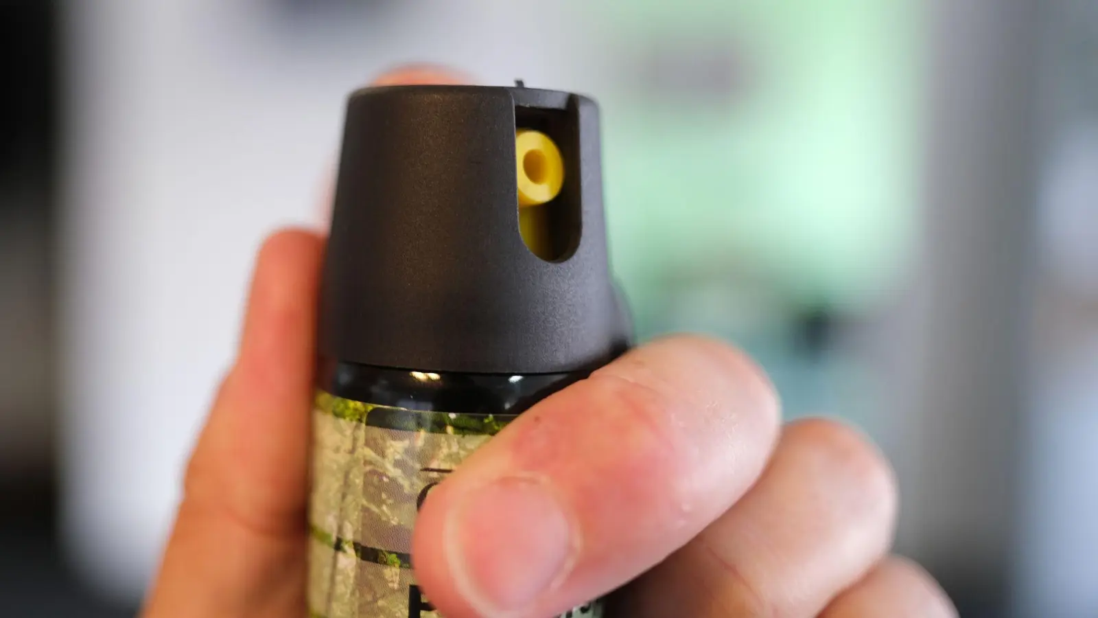 Der Täter soll das Pfefferspray ziellos im Gebäude verteilt haben. (Symbolbild) (Bild: Bernd Weißbrod/dpa)