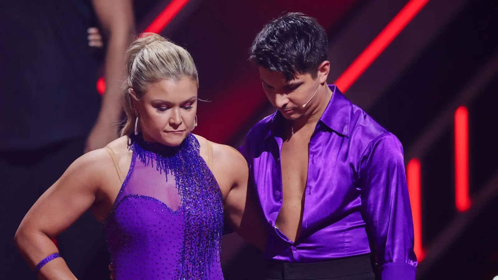 Sophia Thiel (l) ist mit Profitänzer Alexandru Ionel in der siebten Folge ausgeschieden. (Bild: Rolf Vennenbernd/dpa)