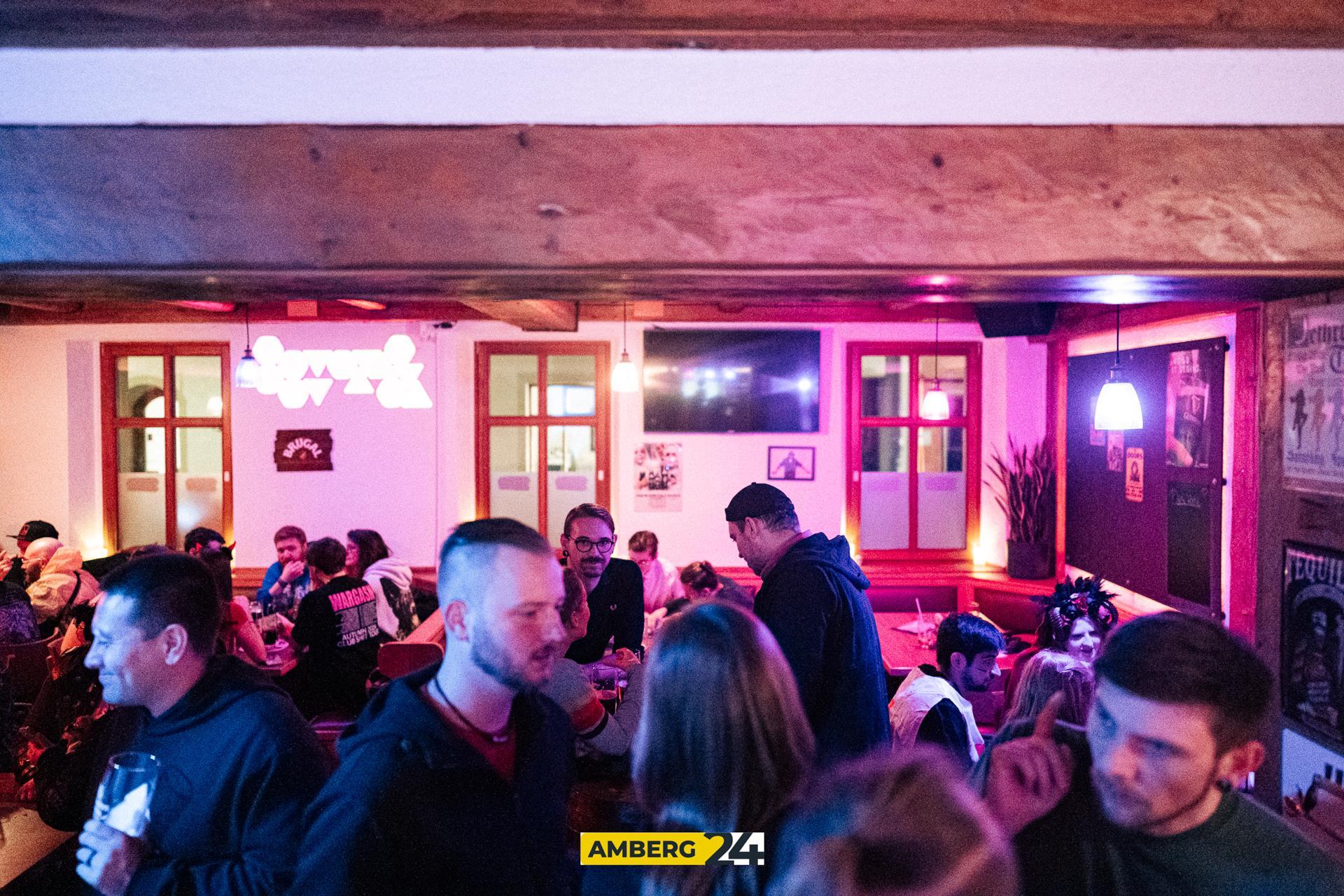 Sweets, Drinks und Metal. Im Void gab's zu Halloween unter anderem einen Kostümwettbewerb. (Bild: Justus Gregor)