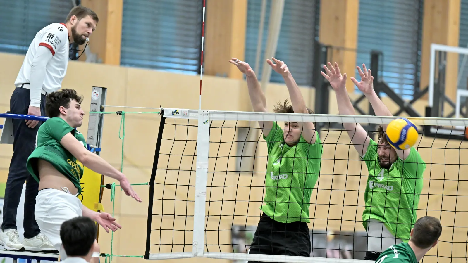 Erfolgreiche Netzabwehr von Johannes Helm (links) und Lukas Neidl (rechts)im Heimspiel gegen FTM Schwabing. Die Amberger treten am Sonntag beim Schlusslicht München-Ost an und haben die Punkte im Visier. (Bild: Hubert Ziegler)