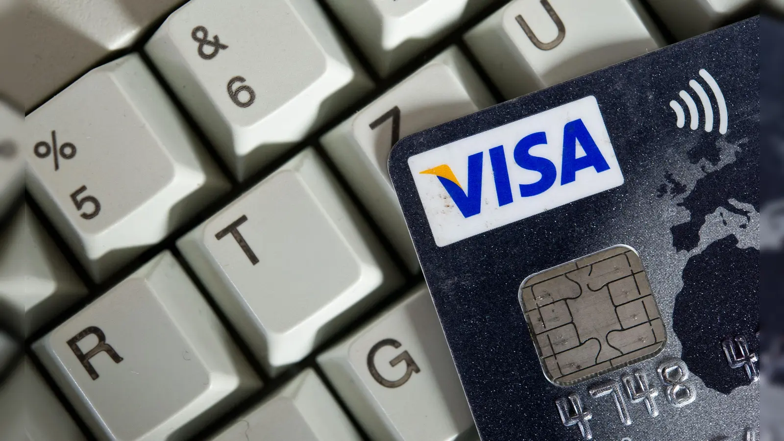 Eine Visa-Kreditkarte liegt auf einer Tastatur. In Amberg und im Landkreis Amberg-Sulzbach häufen sich die Fälle von Internetbetrug durch Fake-Shops. Die Polizei gibt Tipps, um sich vor bösen Überraschungen zu schützen. (Symbolbild: Ole Spata/dpa)