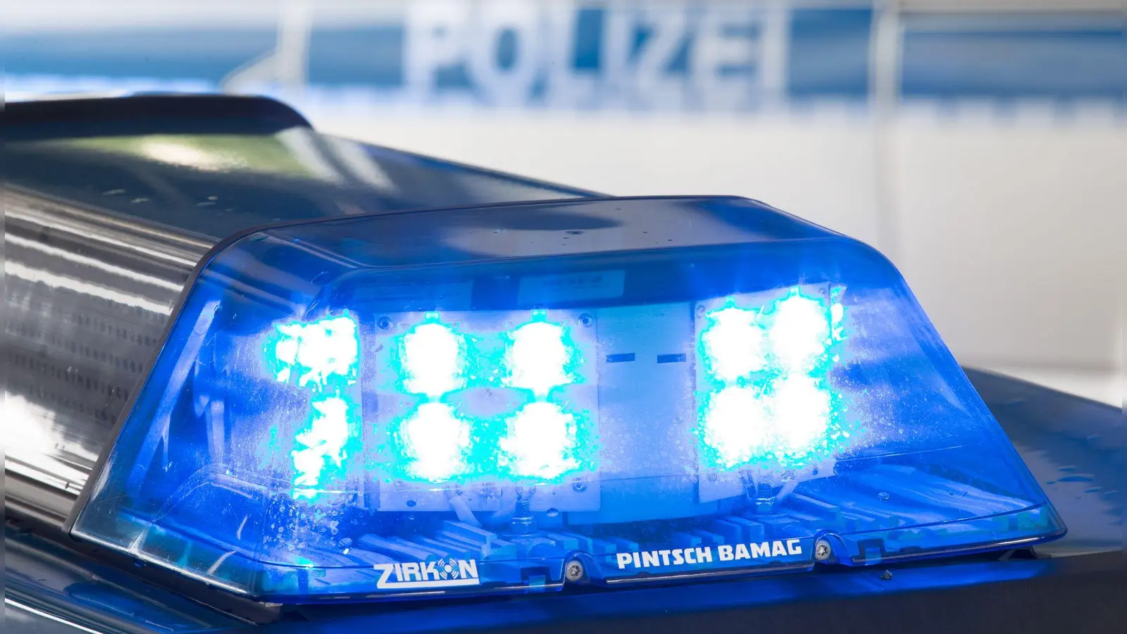 Die Polizei in Sulzbach-Rosenberg sucht einen unbekannten Autofahrer, der auf einem Parkplatz eine ausparkende Seniorin bedrohte.  (Symbolbild: Friso Gentsch/dpa)