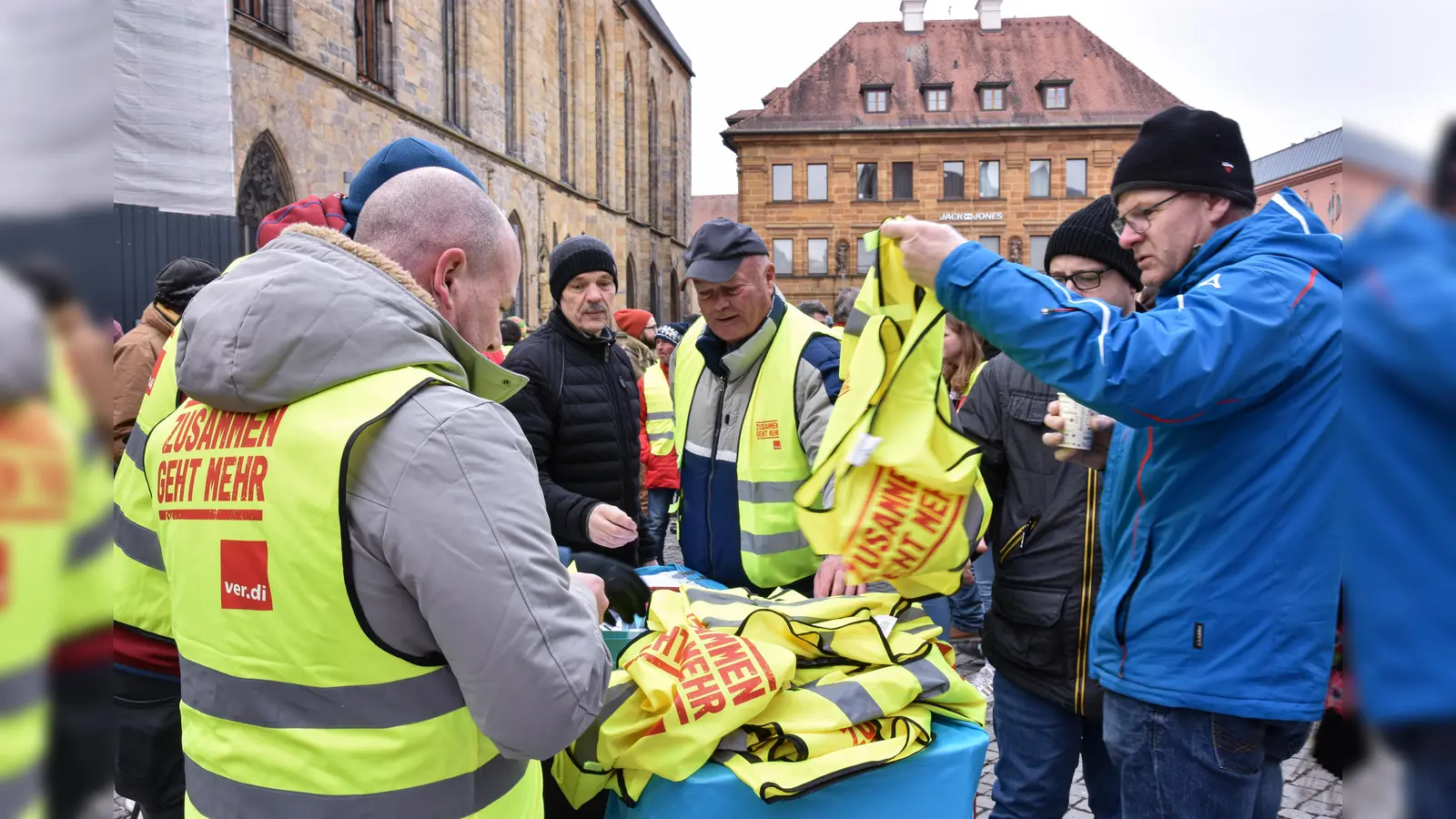 Am Mittwoch, 26. Februar, streikt Verdi am Amberger Marktplatz. Auch die Beschäftigten des Klinikums und die Belegschaft bei Pia-Automation legen die Arbeit nieder. (Archivbild: Stephan Huber)