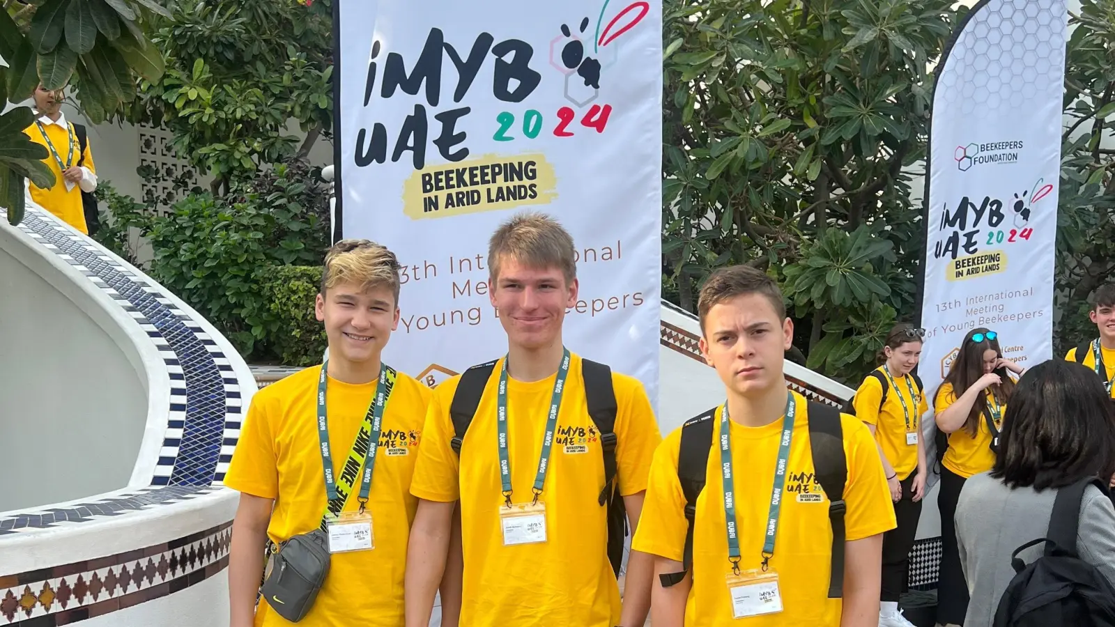 Joshua Pfadenhauer, Jannik Bohmann und Lucas Prütting (von links) vom Bienenzuchtverein Sulzbach-Rosenberg messen sich zurzeit in Dubai bei der Weltmeisterschaft der Jungimker mit anderen Nationen. (Bild: Bohmann)