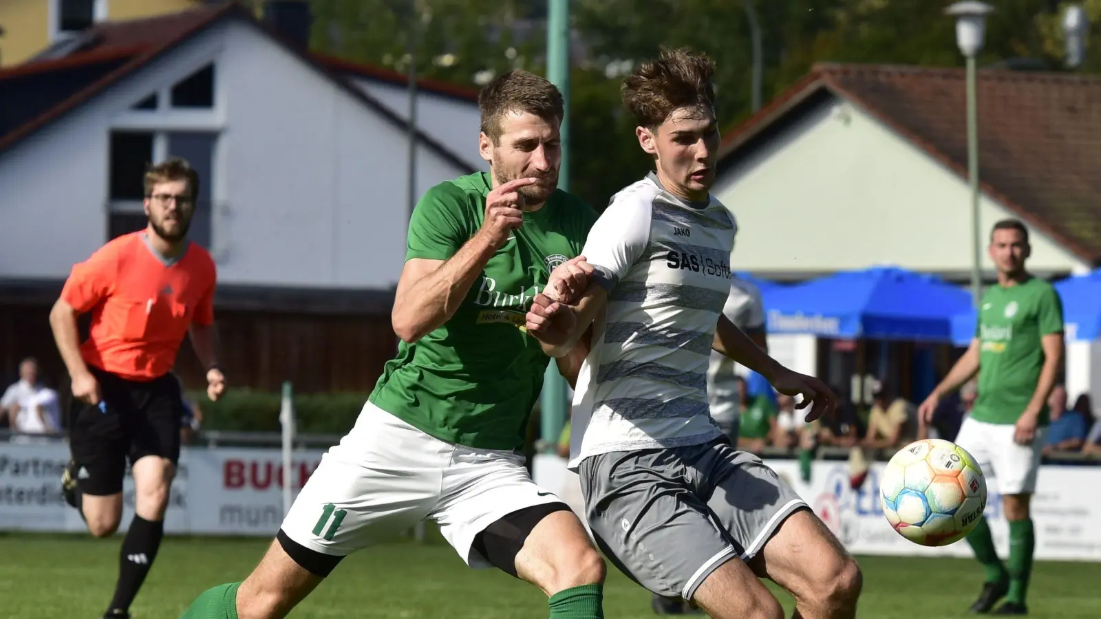 Lukas Bauer (rechts) von der SpVgg SV Weiden II schirmt den Ball gegen den Wernberger Lukas Heinrich ab. Die Weidener gewannen zuletzt beim FC Wernberg mit 1:0 und wollen nun gegen die SpVgg Pfreimd nachlegen. (Bild: otr)