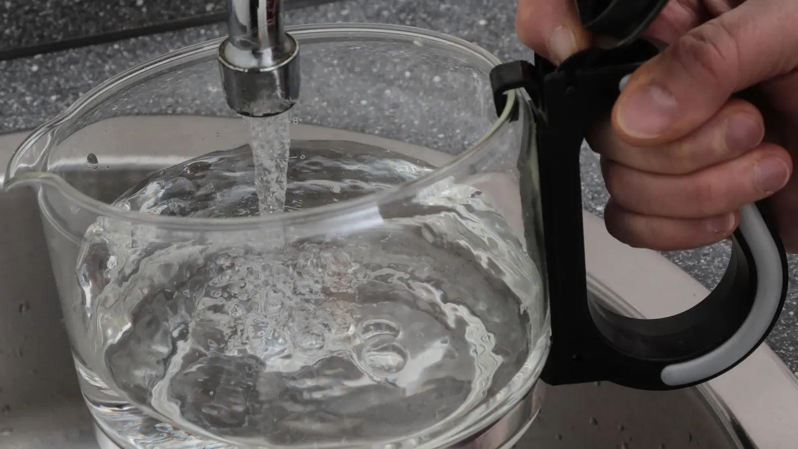 Wegen der Reparatur eines Rohrbruchs wird in Köfering am Dienstag, 20. Januar, die Wasserversorgung unterbrochen. (Archivbild: Wolfgang Steinbacher)