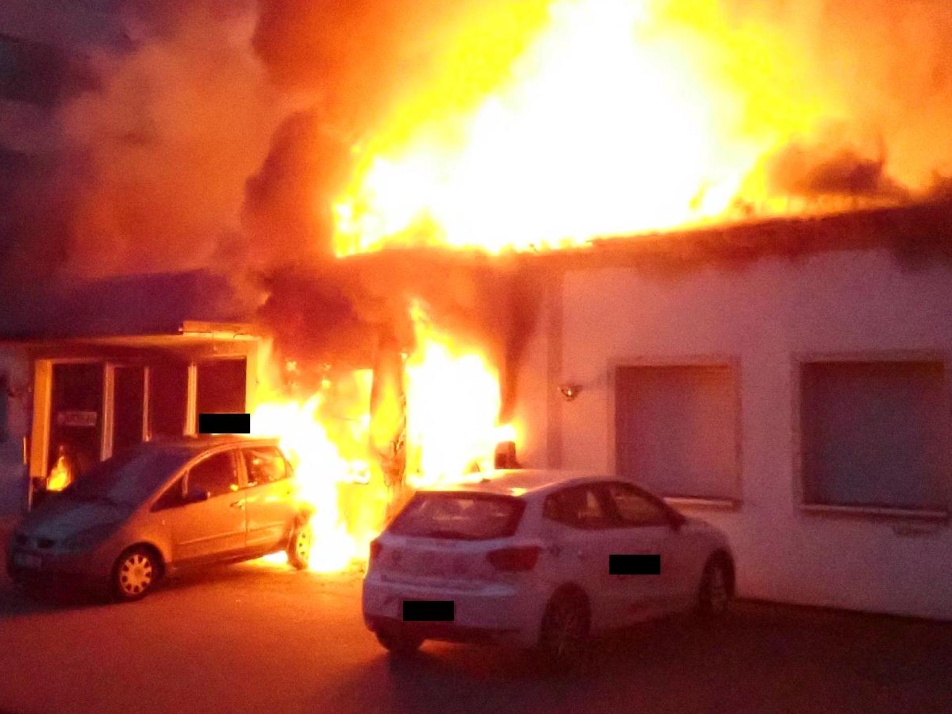 Mehrere Feuerwehren der Stadt Regensburg bekämpften am Samstagmorgen ein Feuer im Nebengebäude einer Firma.  (Bild: Berufsfeuerwehr Regensburg)