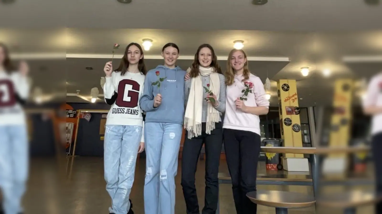Am MRG gab's füraller Schüler*innen Rosen.  (Bild: SMV MRG)