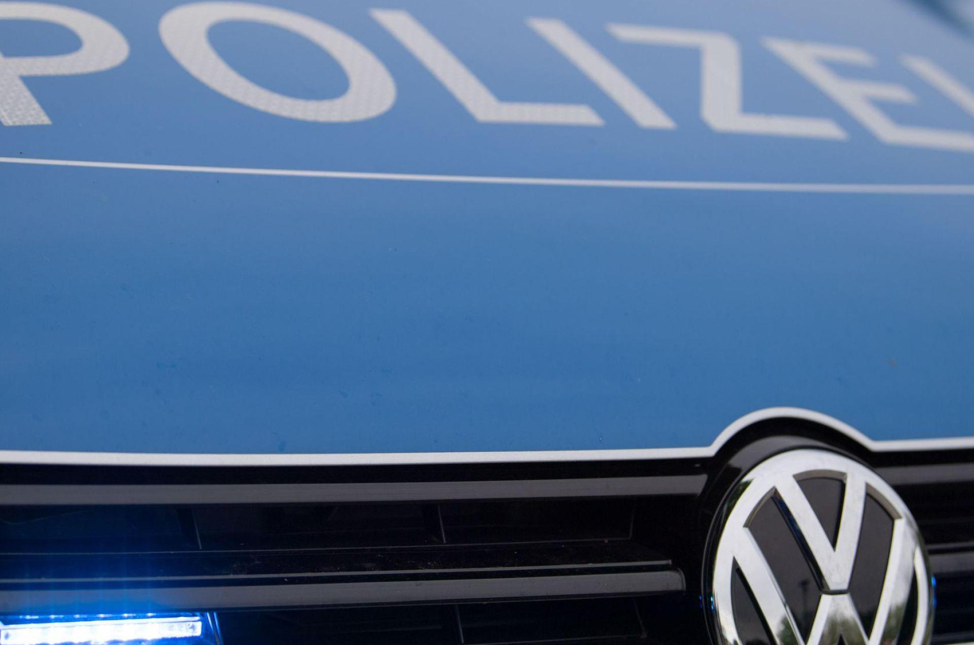 1000 Euro Schaden für die Allgemeinheit: Die Polizei ermittelt nach einem Fall von Vandalismus in Illschwang. (Symbolbild: Lino Mirgeler/dpa)