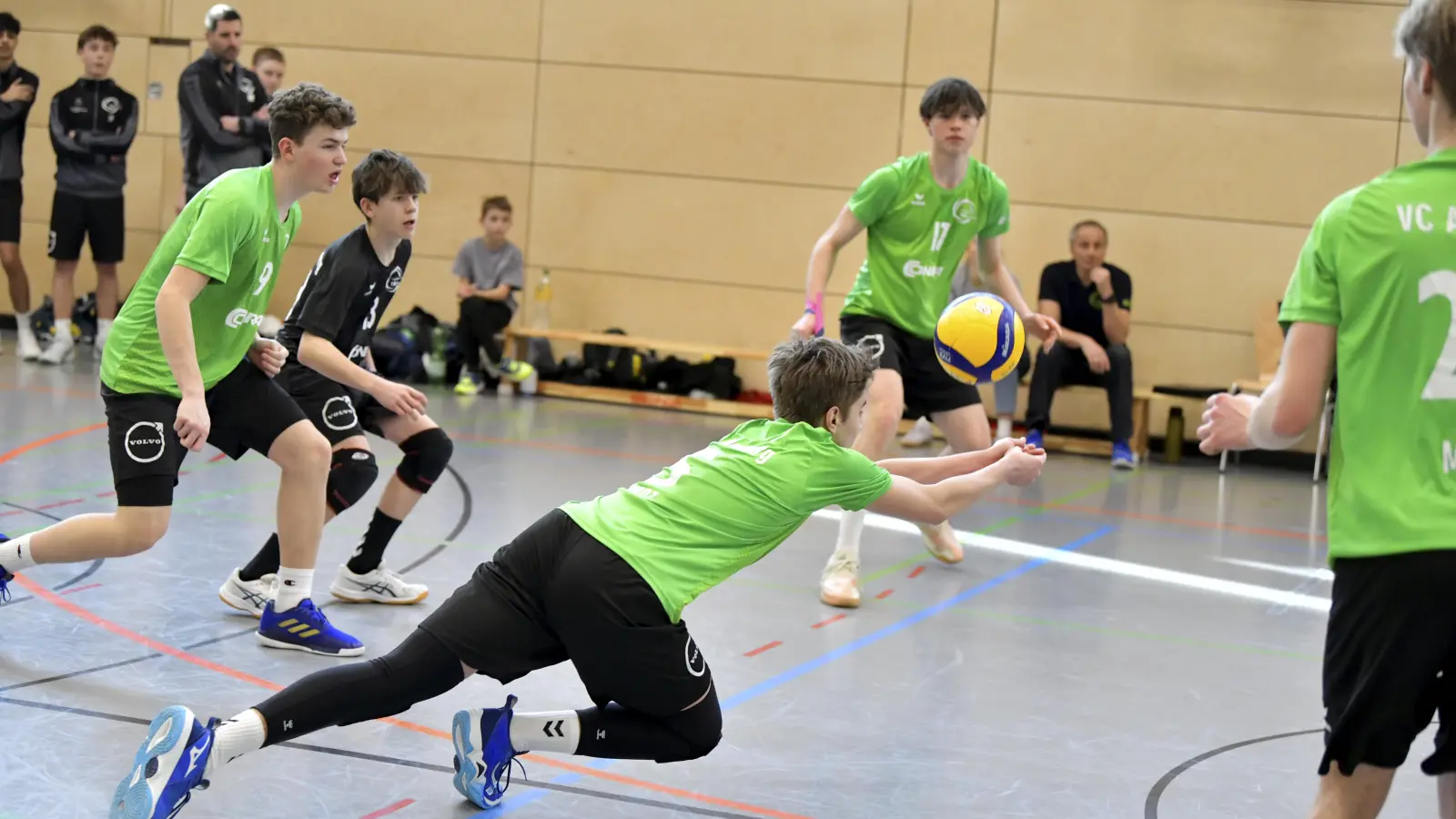 Lukas Franz (Mitte) und die U18-Volleyballer des VC/DJK Amberg waren bei der nordbayerischen Meisterschaft nicht zu bezwingen und gaben nicht einen Satz ab. (Bild: Hubert Ziegler)