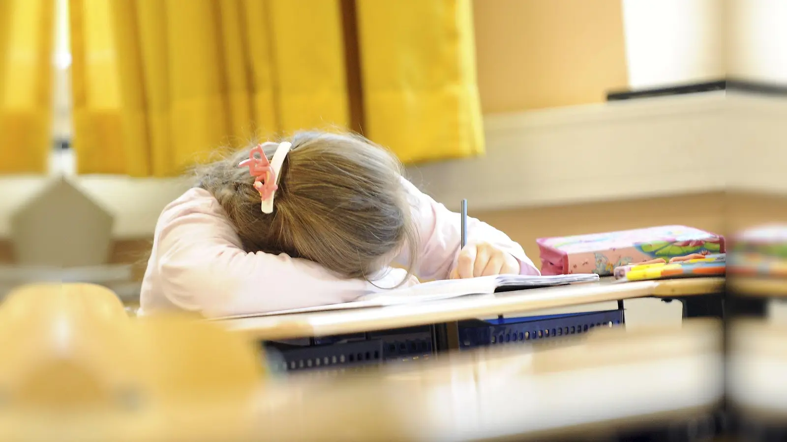 Viele Schüler fühlen sich erschöpft. (Symbolbild: Marcus Brandt/dpa)