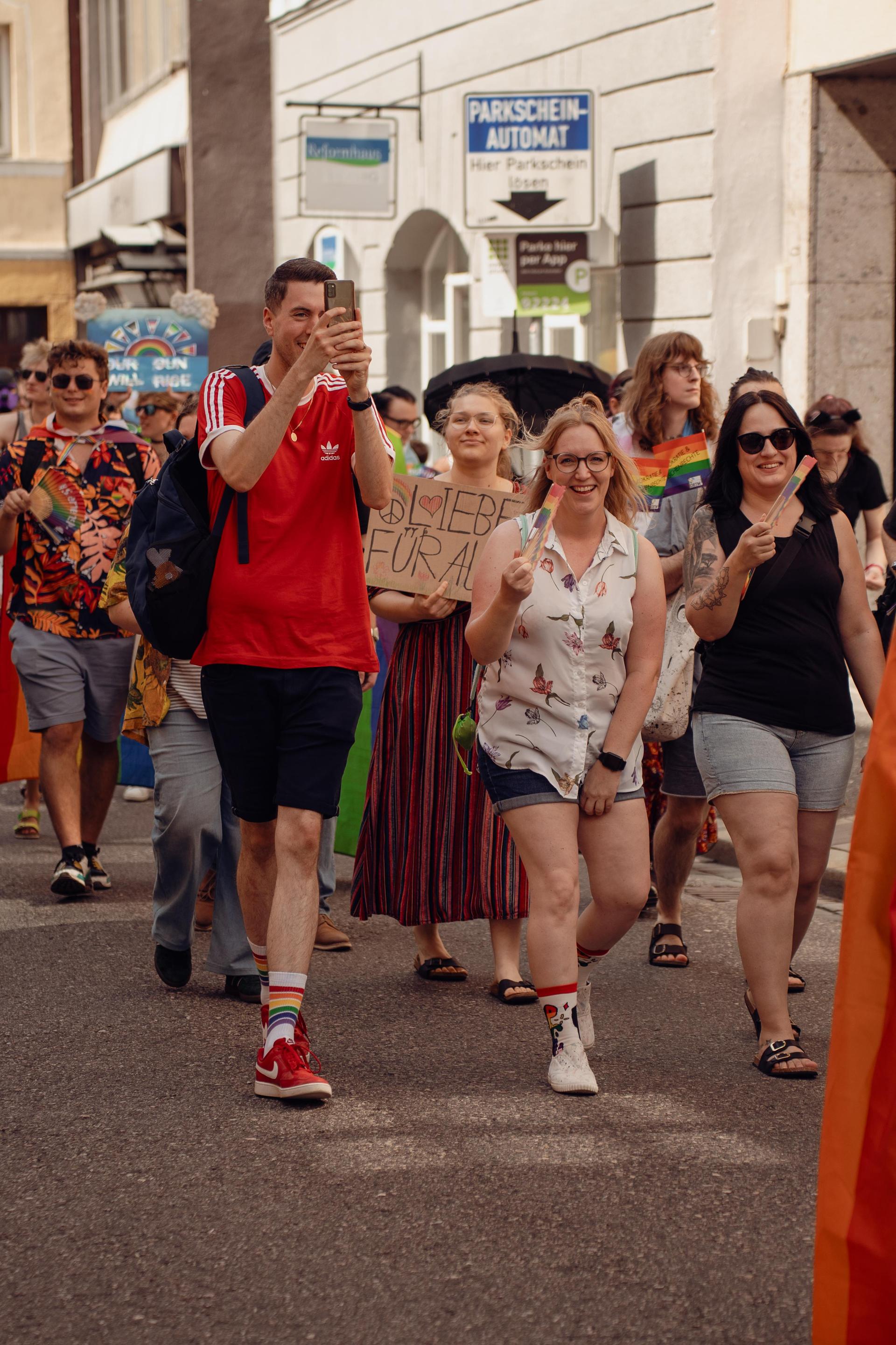 Das war beim Amberger CSD-Demozug am Samstag los. (Bild: Ria Schmidt)