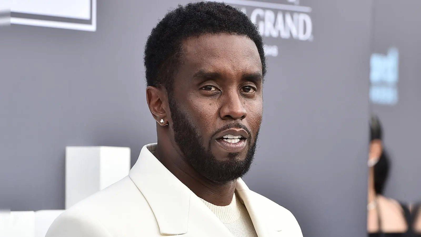 Sean „Diddy“ Combs wurde im Oktober in Zusammenhang mit Prostitution zu einer Gefängnisstrafe von vier Jahren und zwei Monaten sowie einer Geldstrafe verurteilt. (Archivbild) (Bild: Jordan Strauss/Invision/AP/dpa)