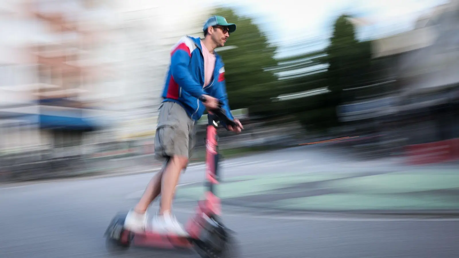 In Madrid wird man künftig nur mit eigenen E-Scootern fahren dürfen. (Symbolbild) (Bild: Christian Charisius/dpa)