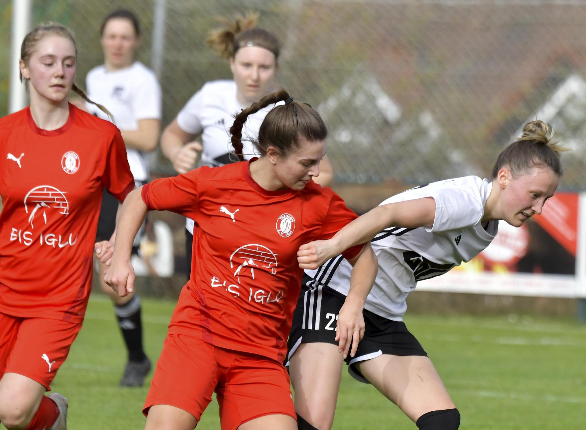 Anna Luschner (Mitte) und Mathilda Lacher (links) steht mit den Fußballerinnen des TSV Theuern eine harte Englische Woche bevor. Lacher kehrt nach einem Auslandsaufenthalt in den Kader zurück.  (Archivbild: Hubert Ziegler)