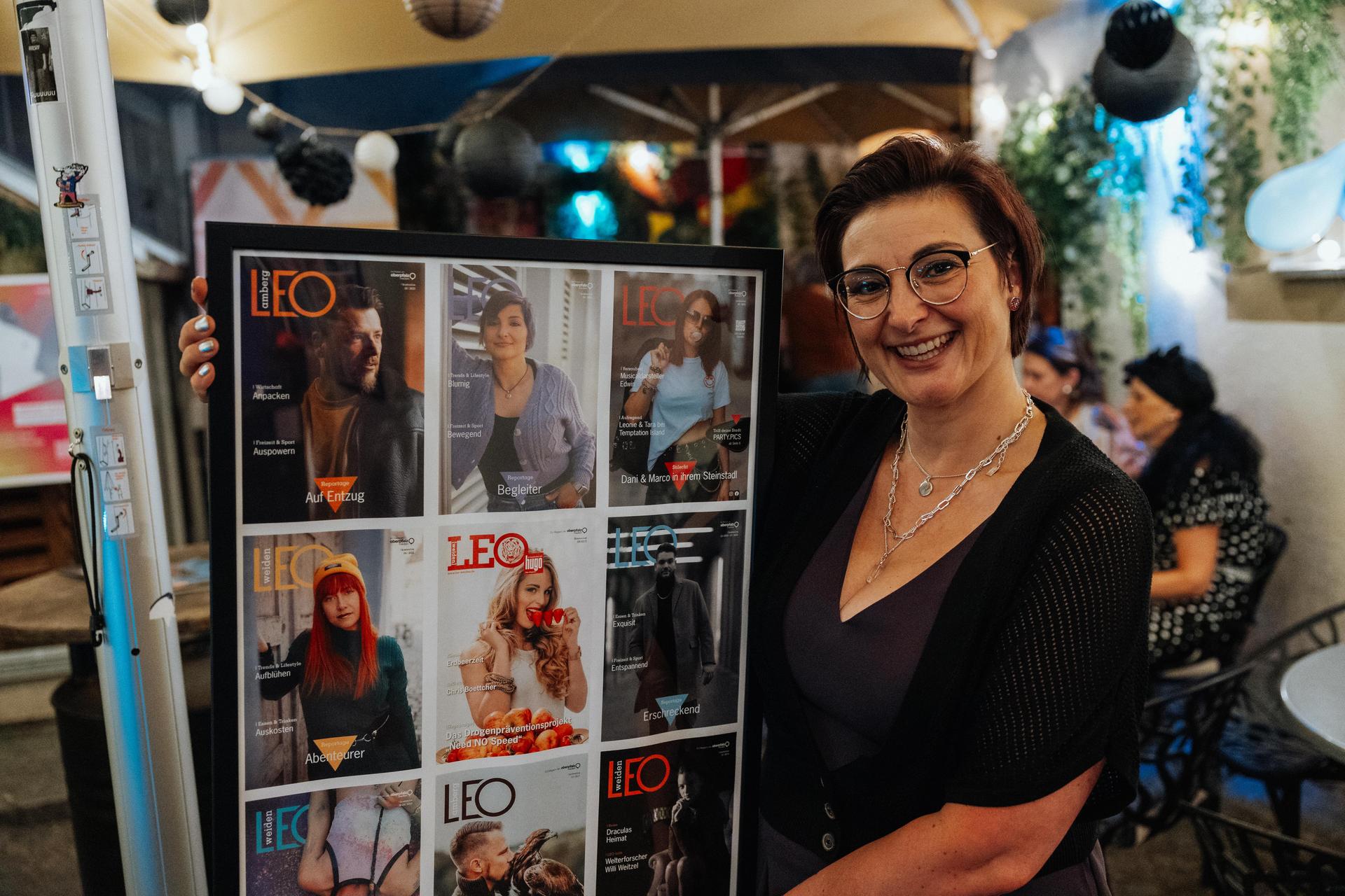 Auch Sandra hält ihr Cover in den Händen. (Bild: Sara Neidhardt)