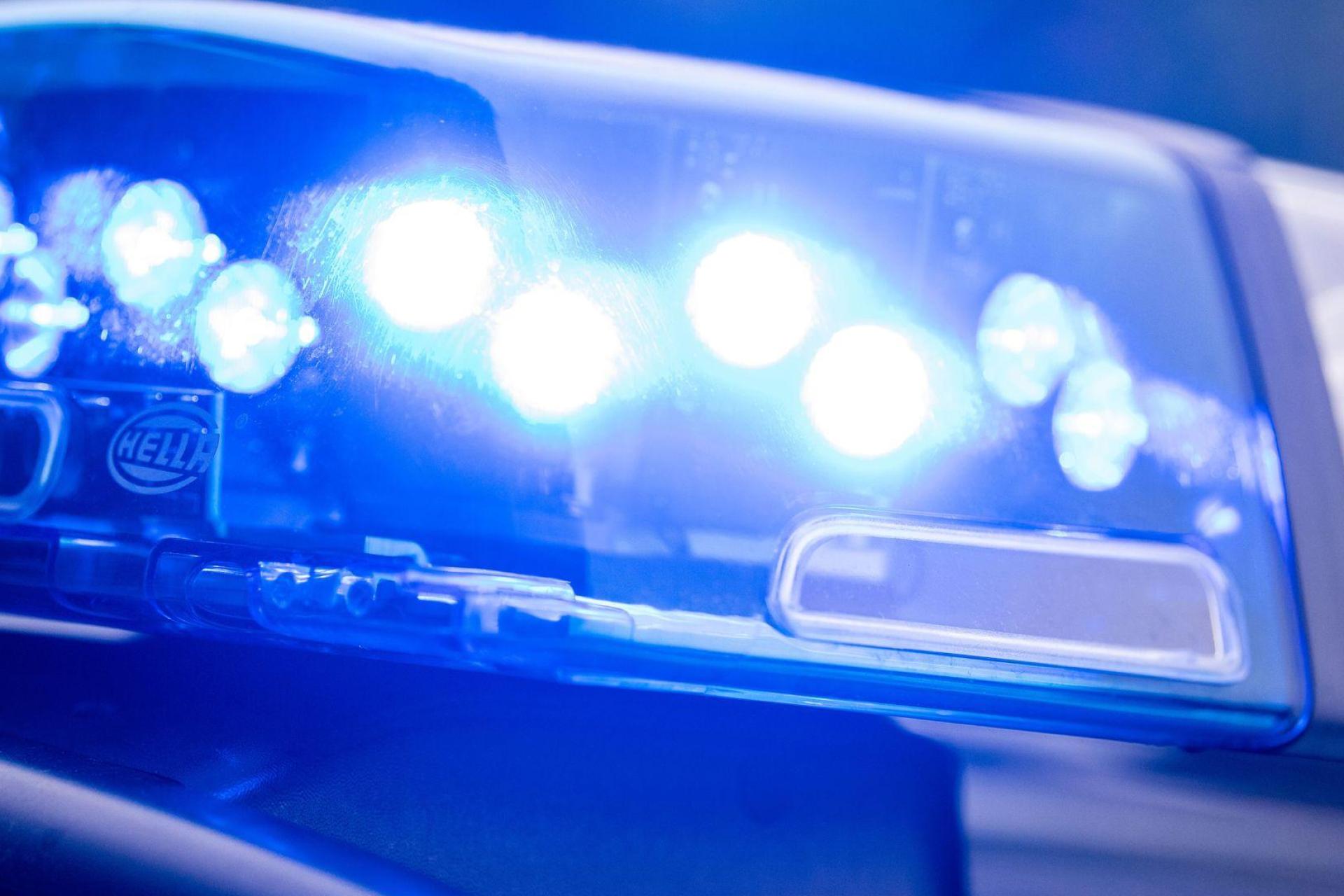 Am Donnerstag nahmen die Beamten die beiden Verdächtigen fest. (Symbolbild: Lino Mirgeler/dpa)
