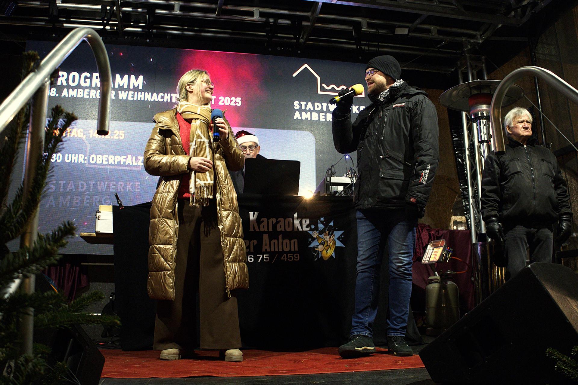 Karaoke auf dem Amberger Weihnachtsmarkt. Das sind die besten Bilder. (Bild: mni)